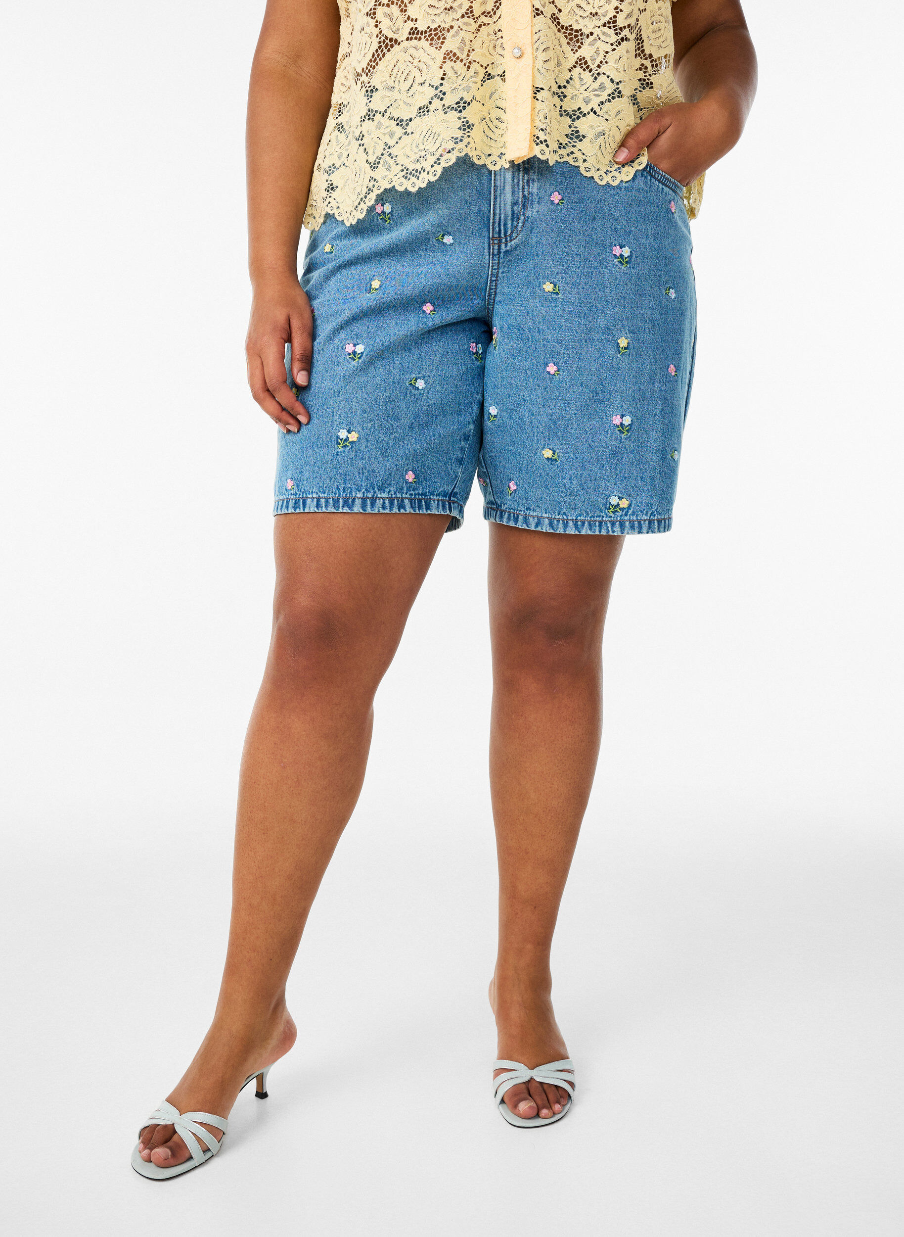 Zizzi Short en jean avec fleurs brod&eacute;es, Bleu Clair, Model image number 3