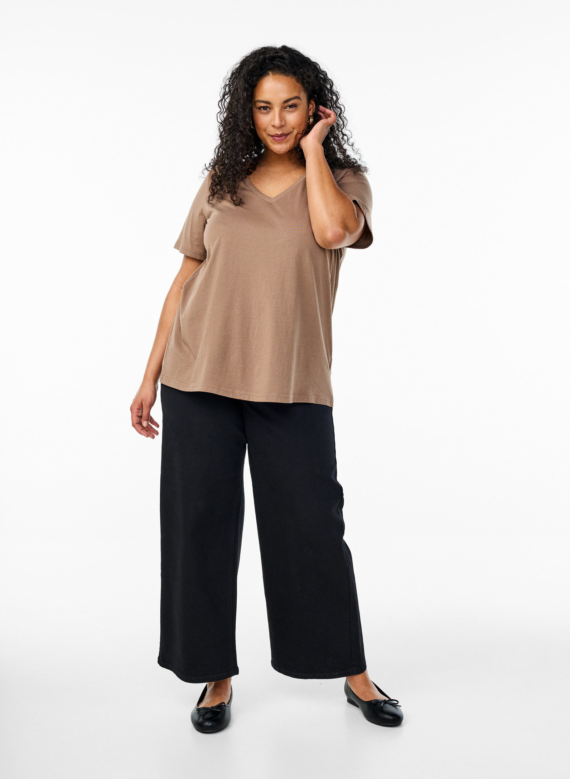 Zizzi T-shirt col V, Marron, Model image number 1