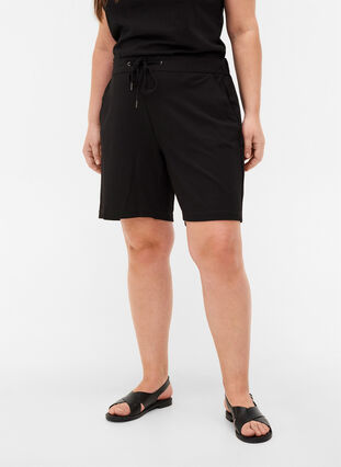 Short de couleur unie avec poches, Black, Model image number 2