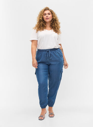 Pantalon cargo en look denim avec poches, Medium Blue, Model image number 0