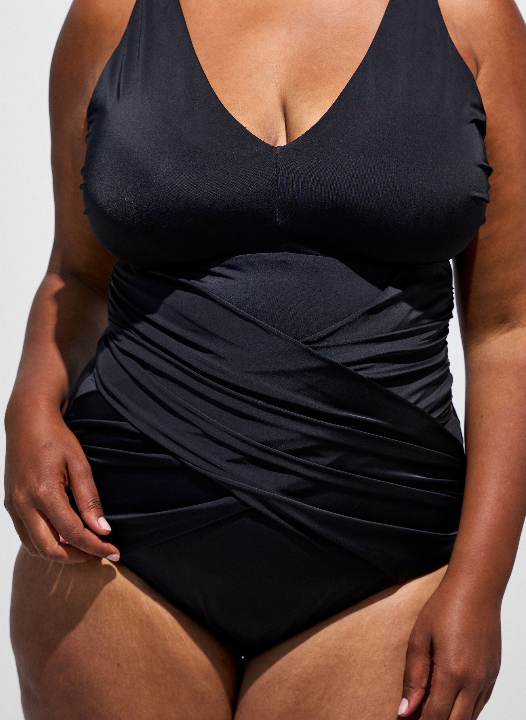 ZizziMaillot de bain &agrave; d&eacute;tail crois&eacute; en drap&eacute;, Noir, Model image number 2