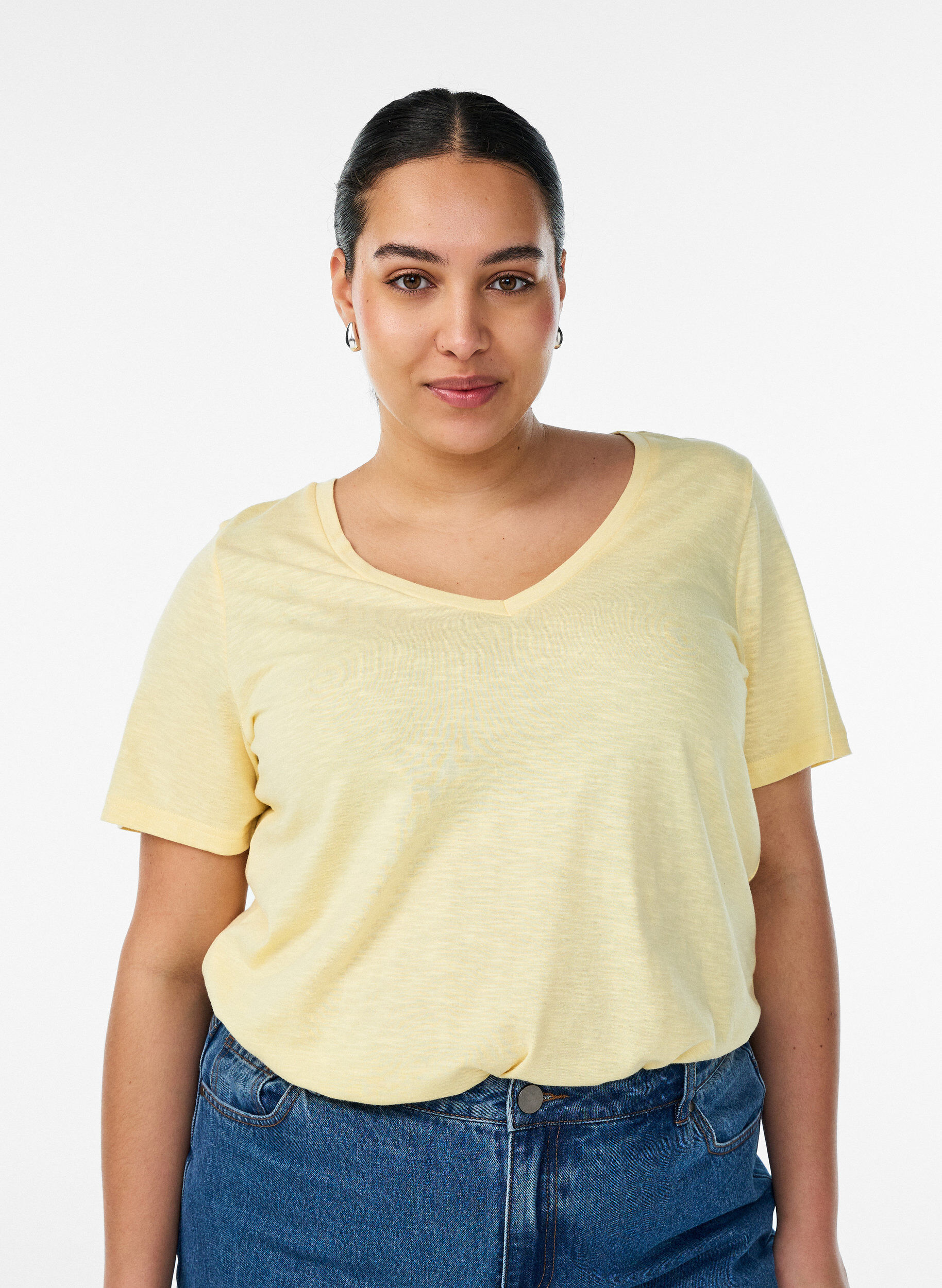 Zizzi T-shirt basique &agrave; manches courtes et col en V, Jaune clair, Model image number 0