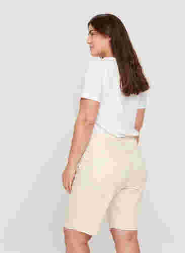 Short en jean à bords bruts, Light Yellow, Model image number 1