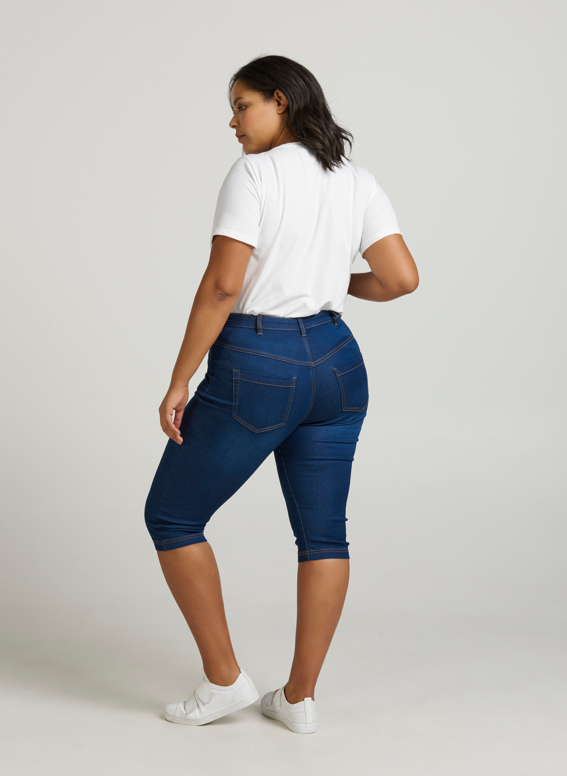 Zizzi Jean coupe slim Emily capri, Bleu, Model image number 2