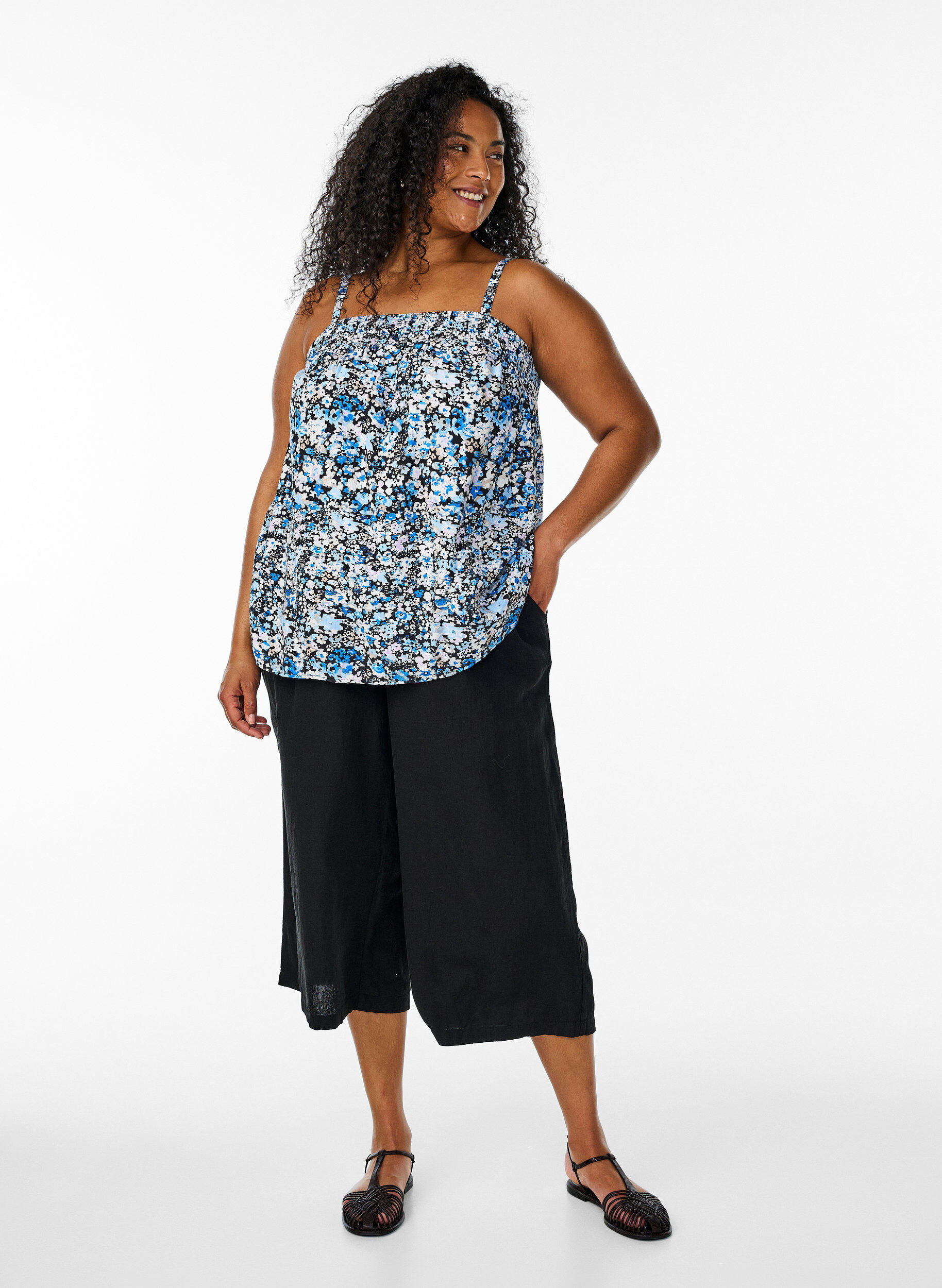 Zizzi Haut en viscose avec fines bretelles, Noir, Model image number 1