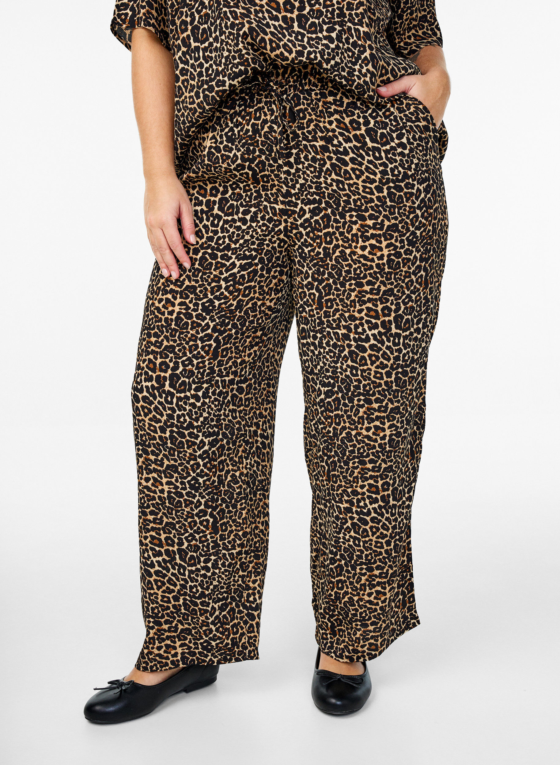 Zizzi Pantalon ample en viscose avec poches, Marron, Model image number 2