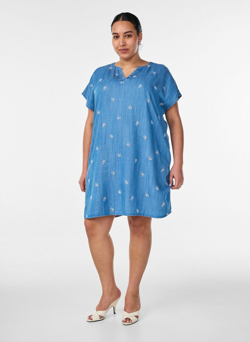 Robe en lyocell avec un aspect denim et des fleurs brod&eacute;es, Bleu Clair, Model image number 1