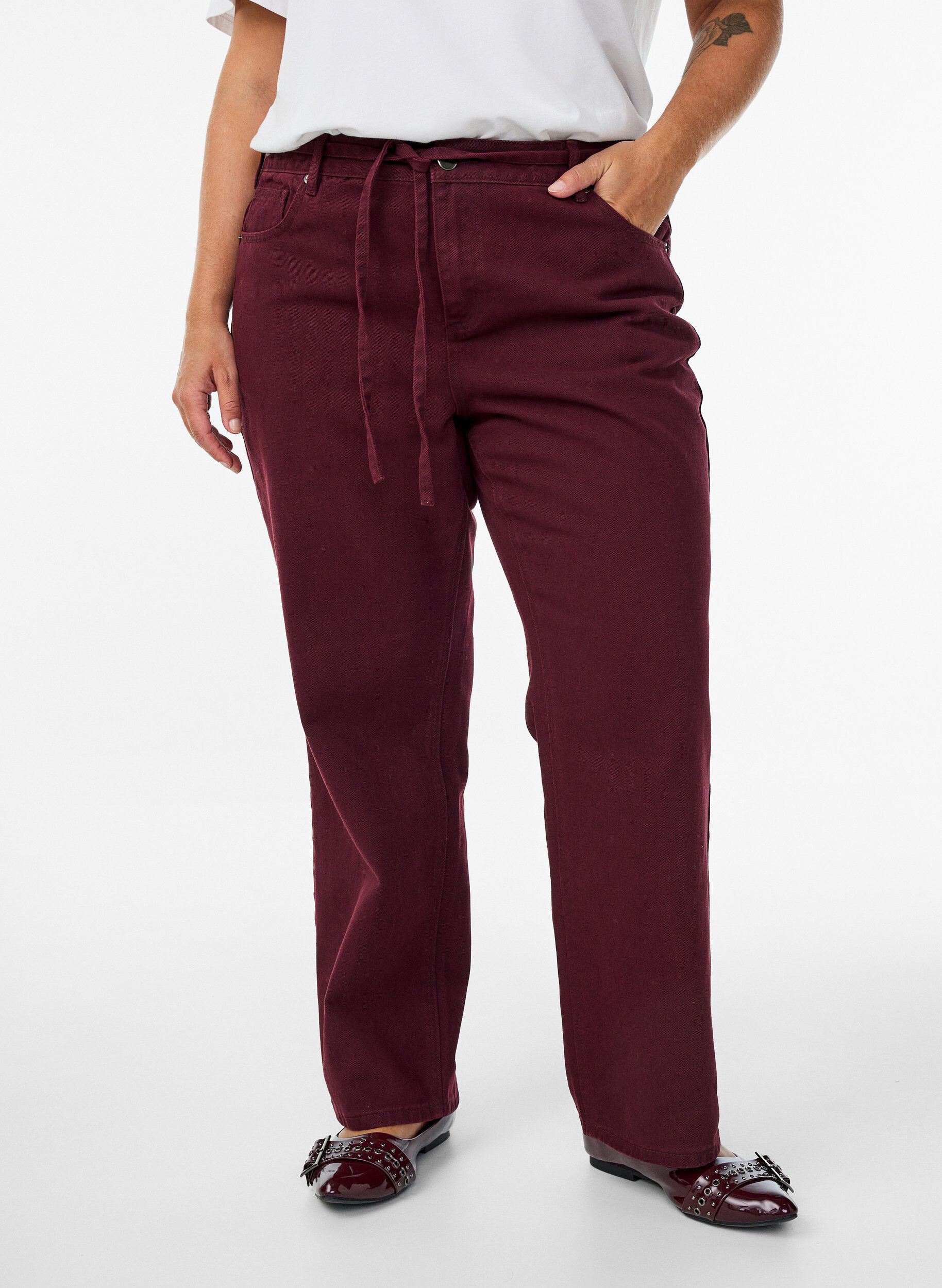 ZizziGekleurde high-waist jeans met een strikceintuur, Rood, Model image number 2