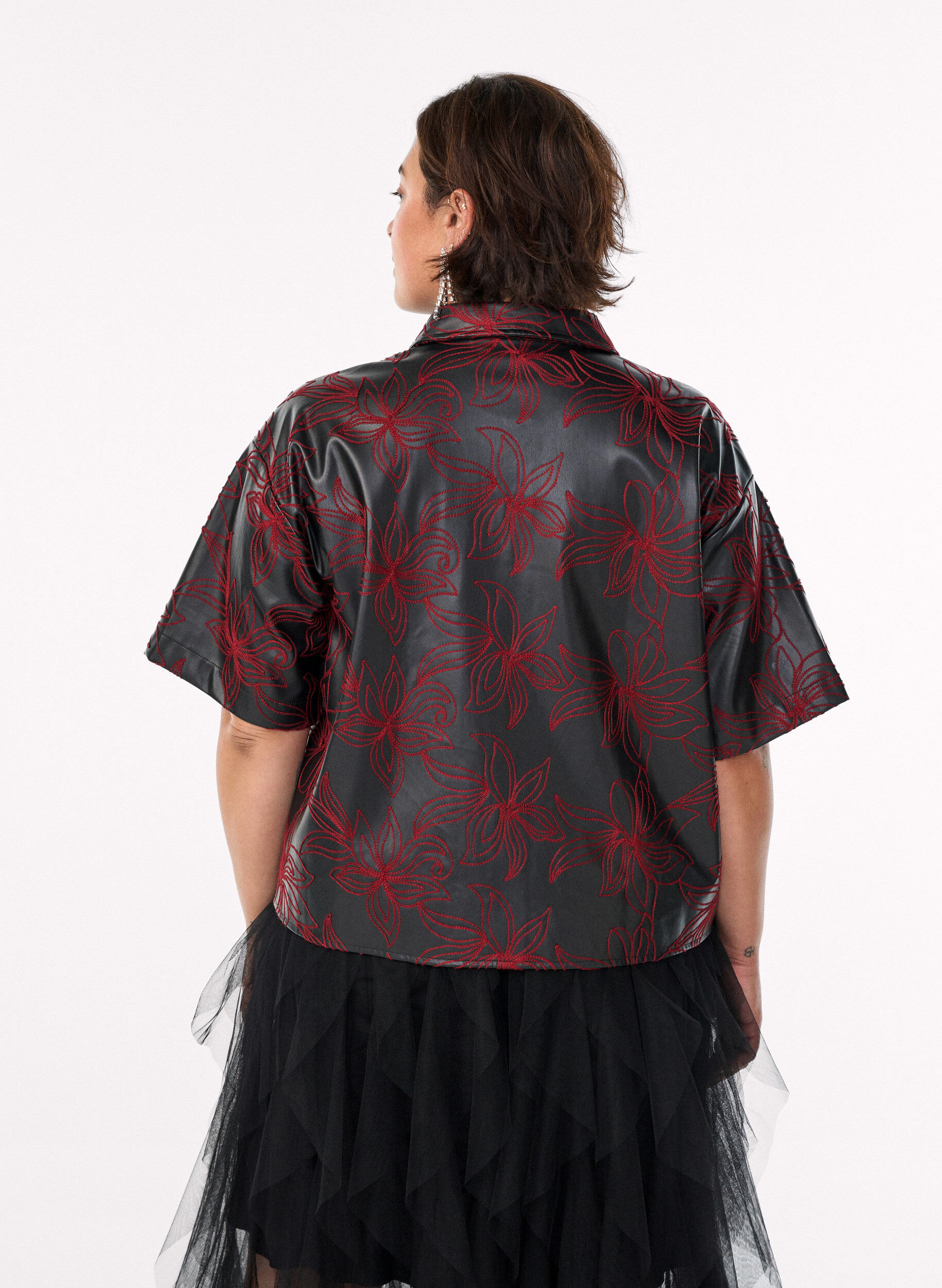 ZizziKorte imitatielederen blouse met contrasterend borduursel, Zwart, Model image number 2