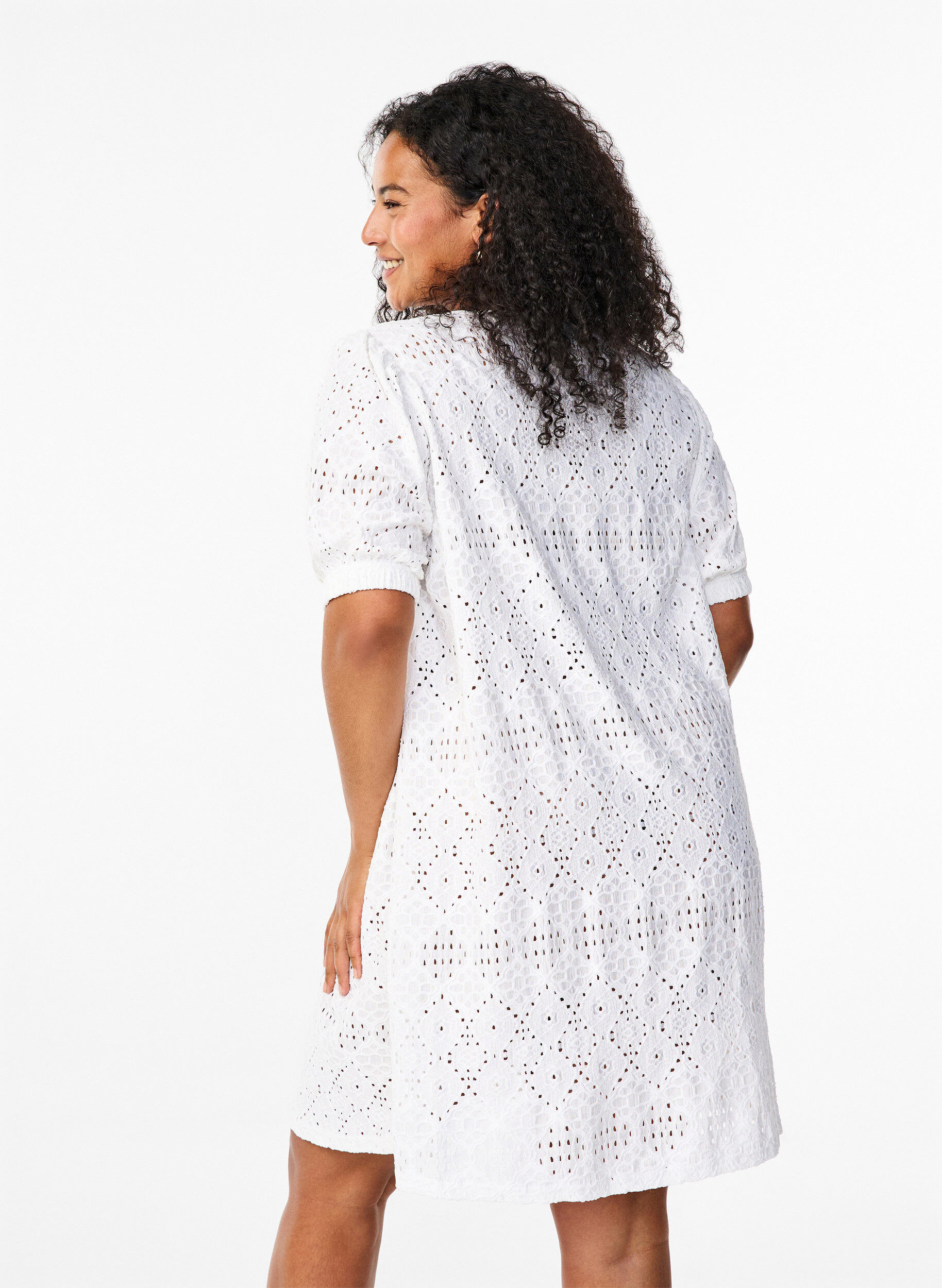 Zizzi Robe courte avec col en&nbsp;V et motifs &agrave; trous, Bright White, Model image number 1