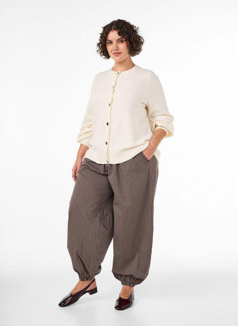 Cardigan in zacht breisel met goudkleurige knopen, Vanille, Model image number 1