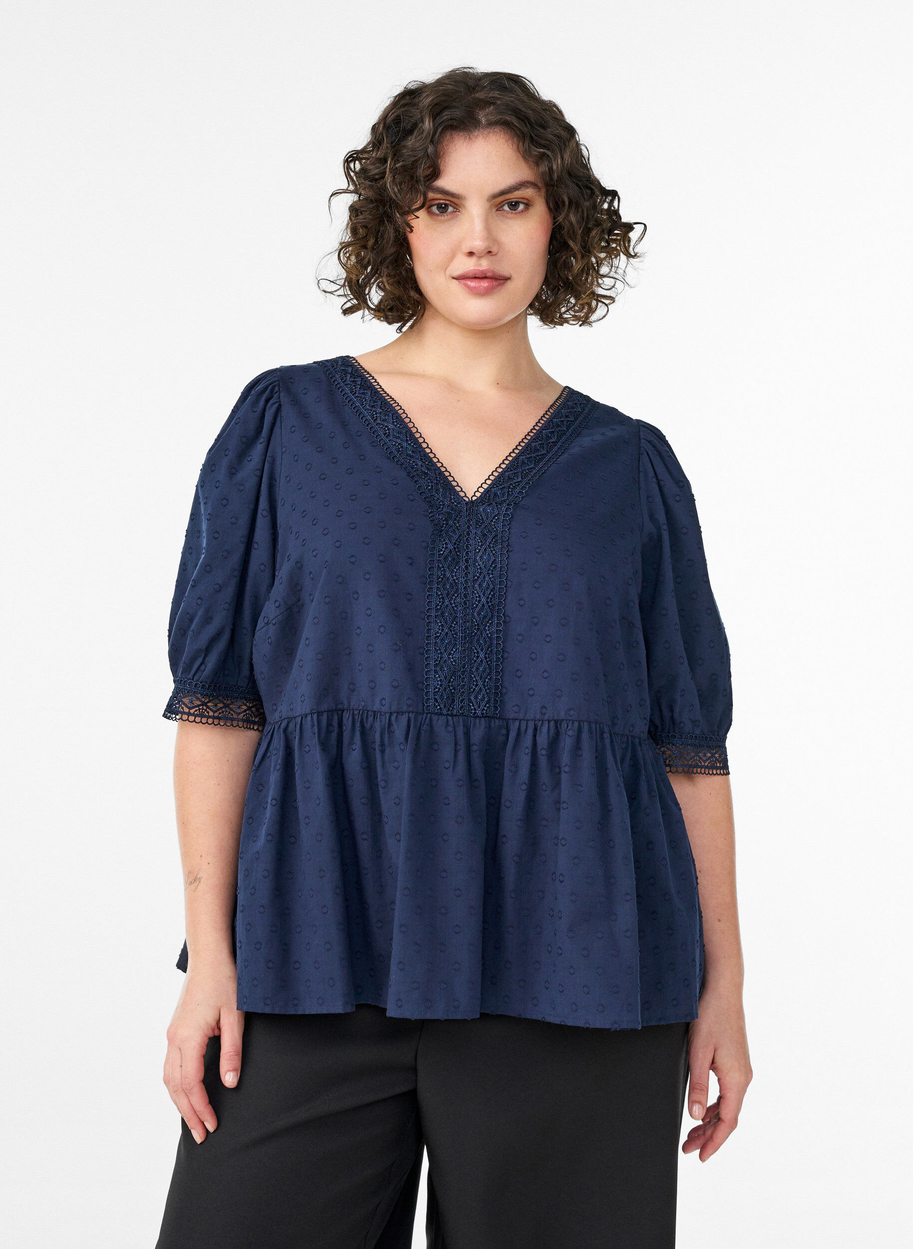 Zizzi Blouse en coton textur&eacute; avec d&eacute;tails en crochet, Bleu, Model image number 0