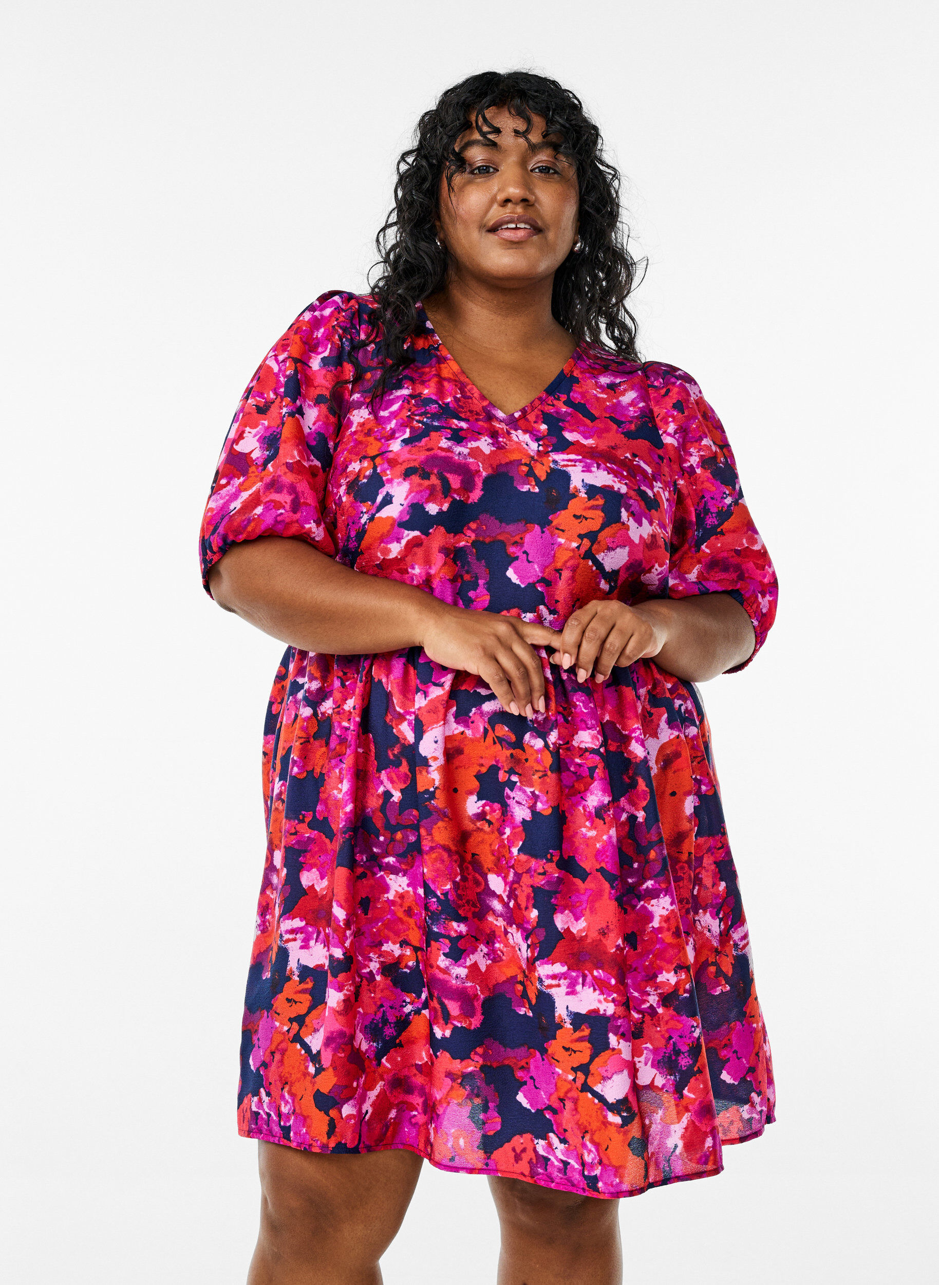 Korte jurk met print en V-hals, Roze, Model