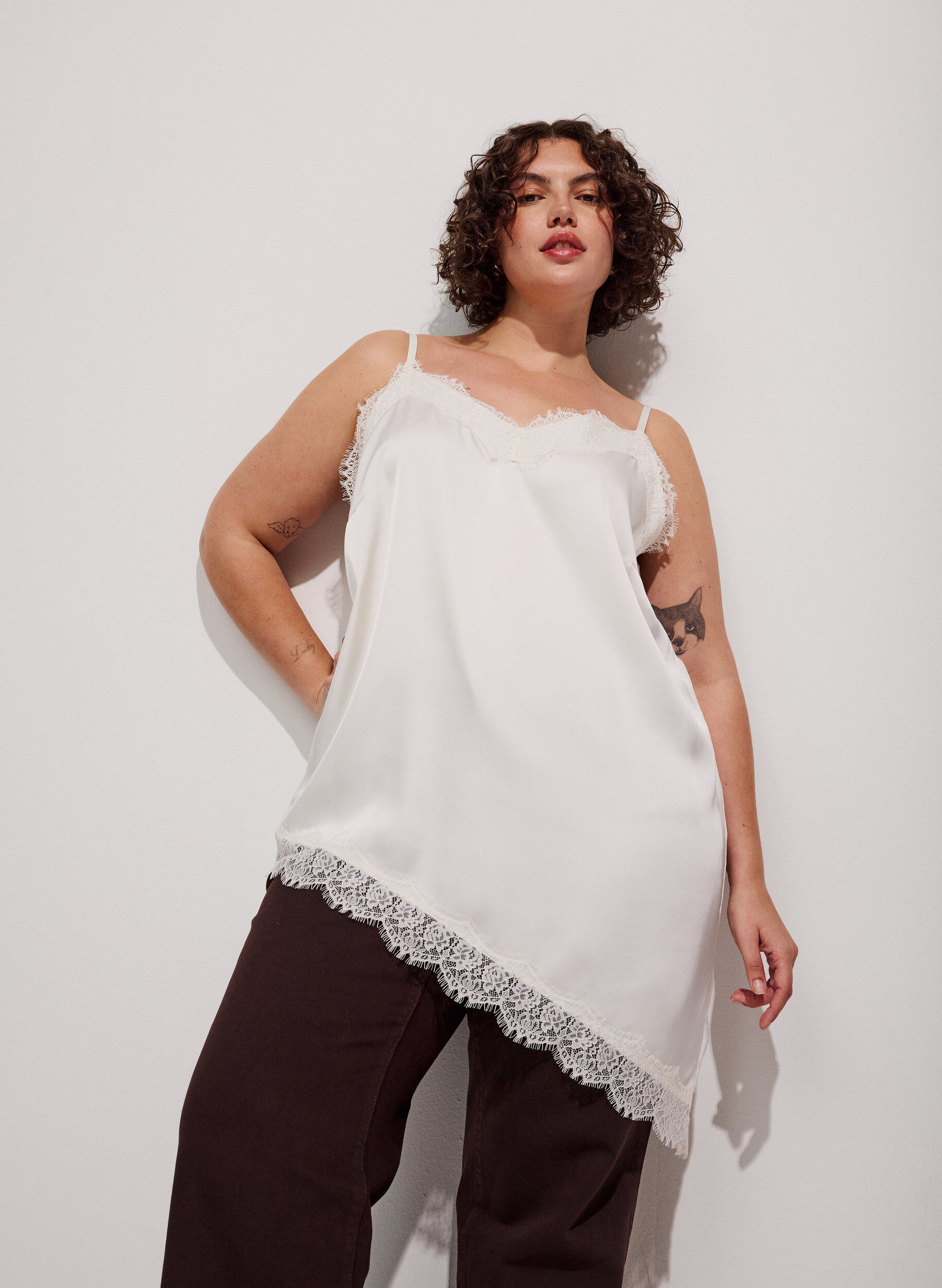 Top &agrave; fines bretelles avec dentelle et ourlet asym&eacute;trique, Vanille, Model
