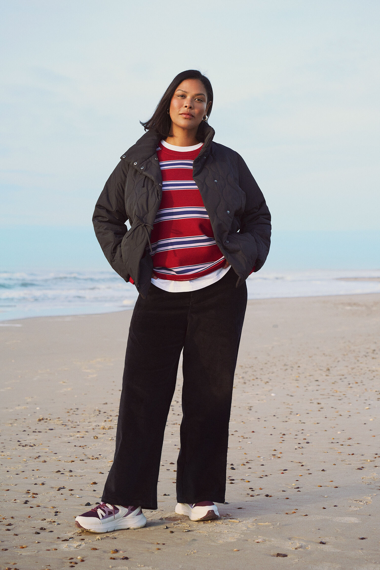 Korte gewatteerde jas met strikken, , Model