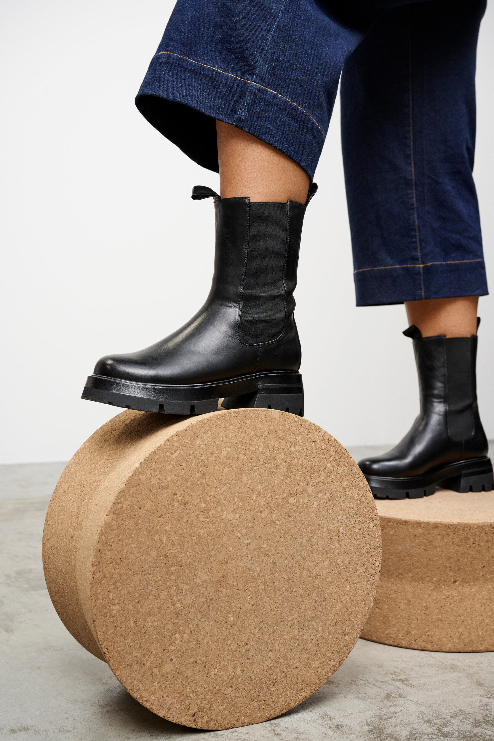 Zizzi Botte en cuir coupe large &agrave; talon, Black, Model image number 1