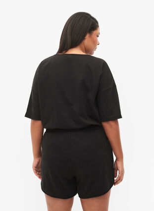 Short de couleur unie avec poches, Black, Model image number 1