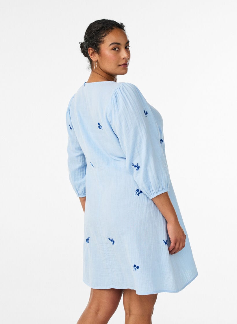 Robe courte en mousseline de coton avec d&eacute;tails brod&eacute;s, Bleu Clair, Model image number 2