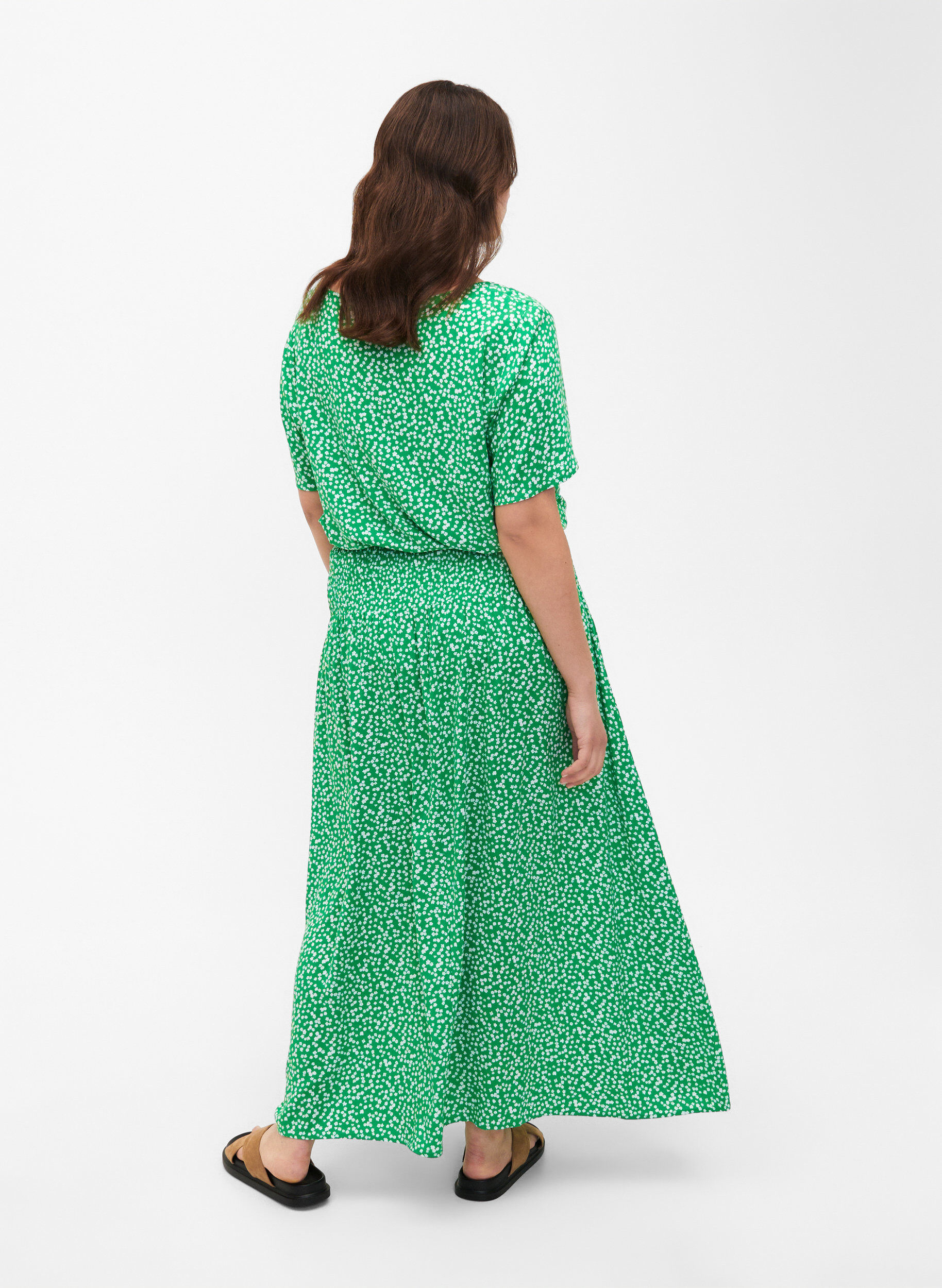 ZizziFLASH - Maxi rok in viscose met smokwerk, Groen, Model image number 2