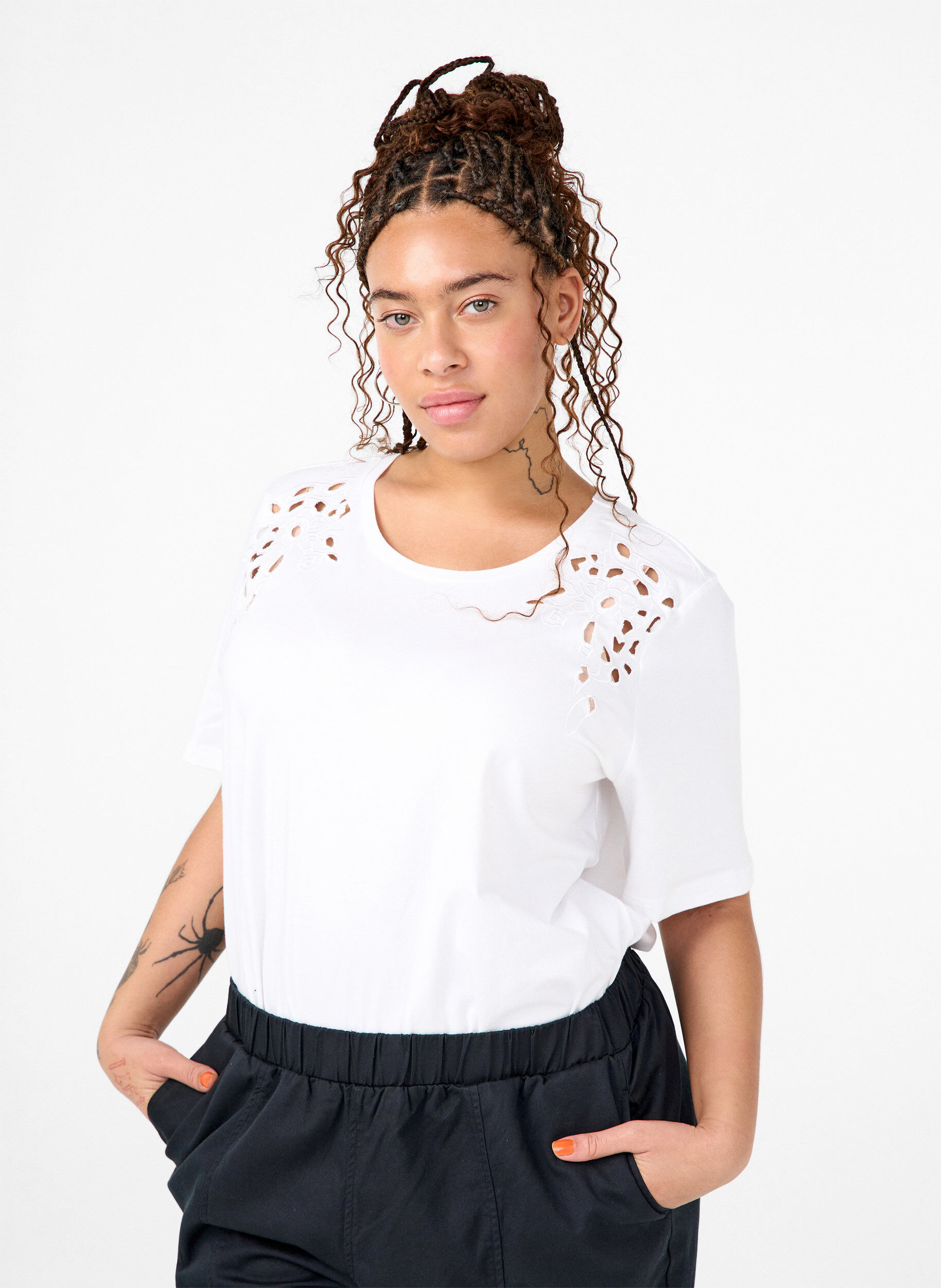 Zizzi T-shirt en coton bio avec d&eacute;tails brod&eacute;s, Bright White, Model image number 0