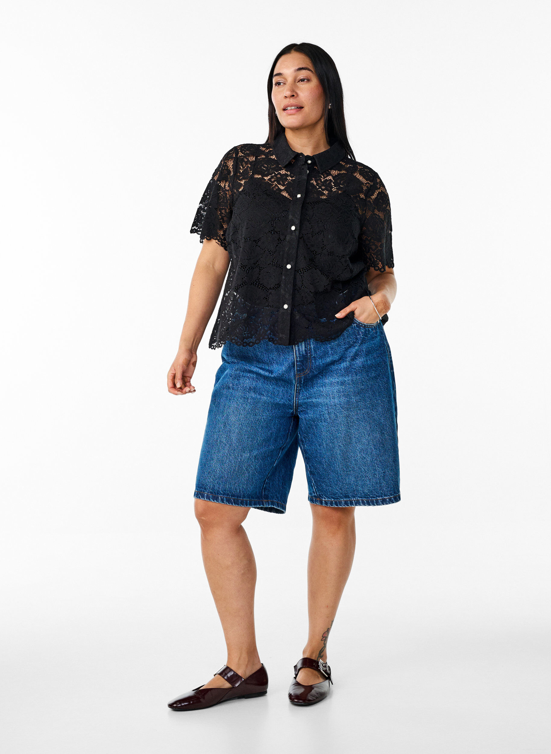 Zizzi Chemisier en dentelle avec boutons perl&eacute;s, Noir, Model image number 1