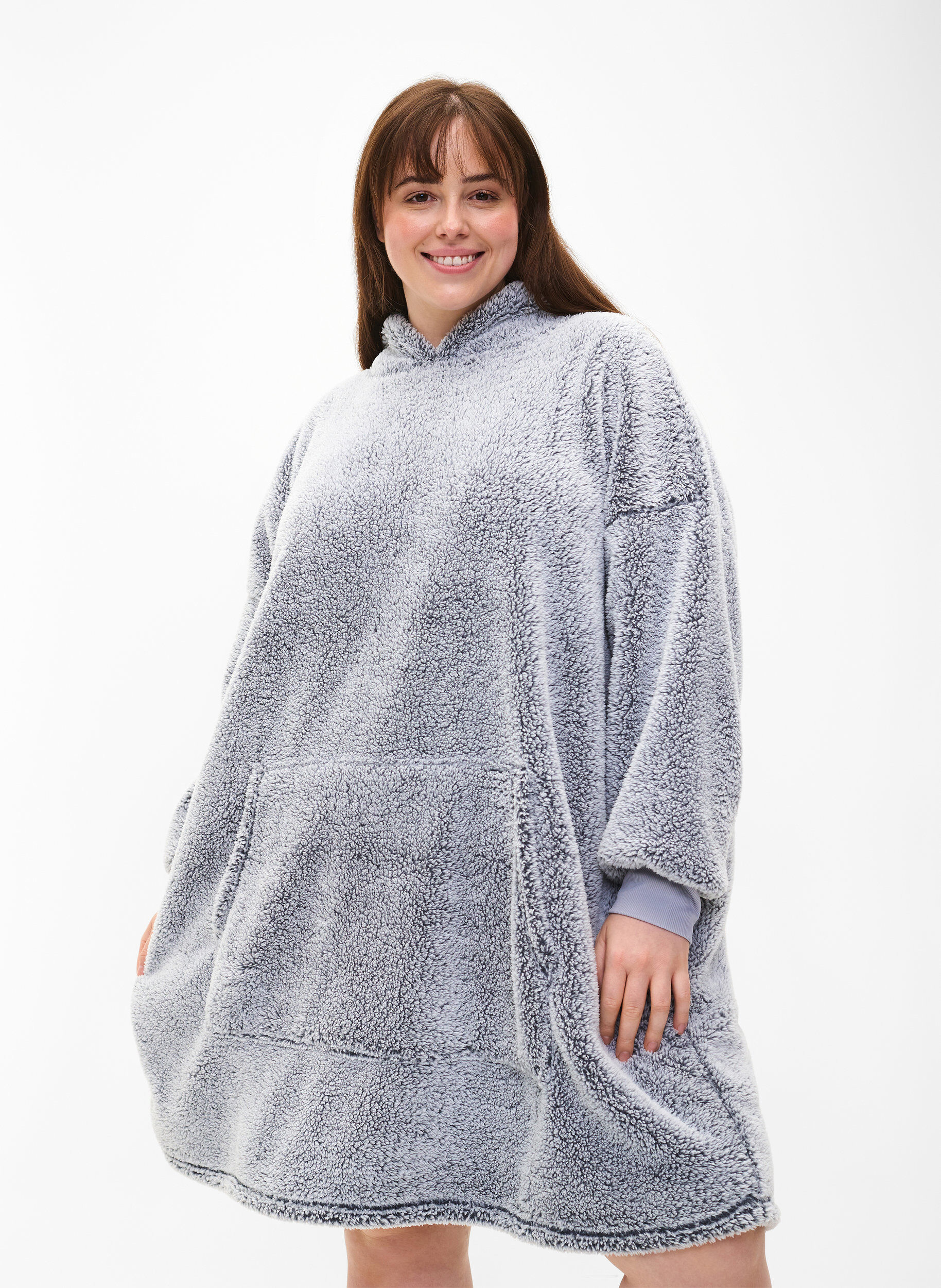 Zizzi Robe en peluche surdimensionn&eacute;e avec poche, Grey Melange, Model image number 0