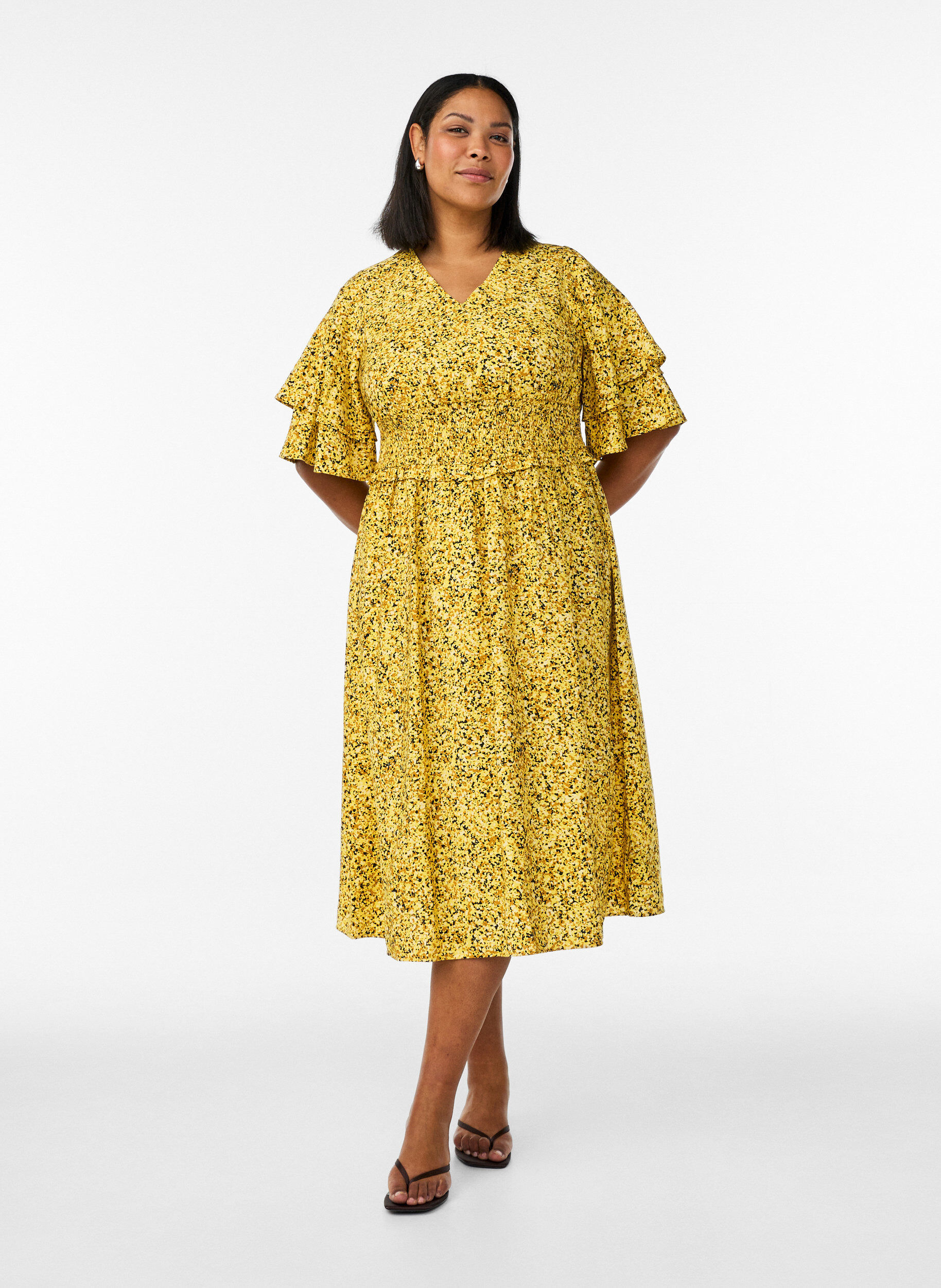 Zizzi Robe midi smock&eacute;e avec manches &agrave; volants, Jaune, Model image number 1
