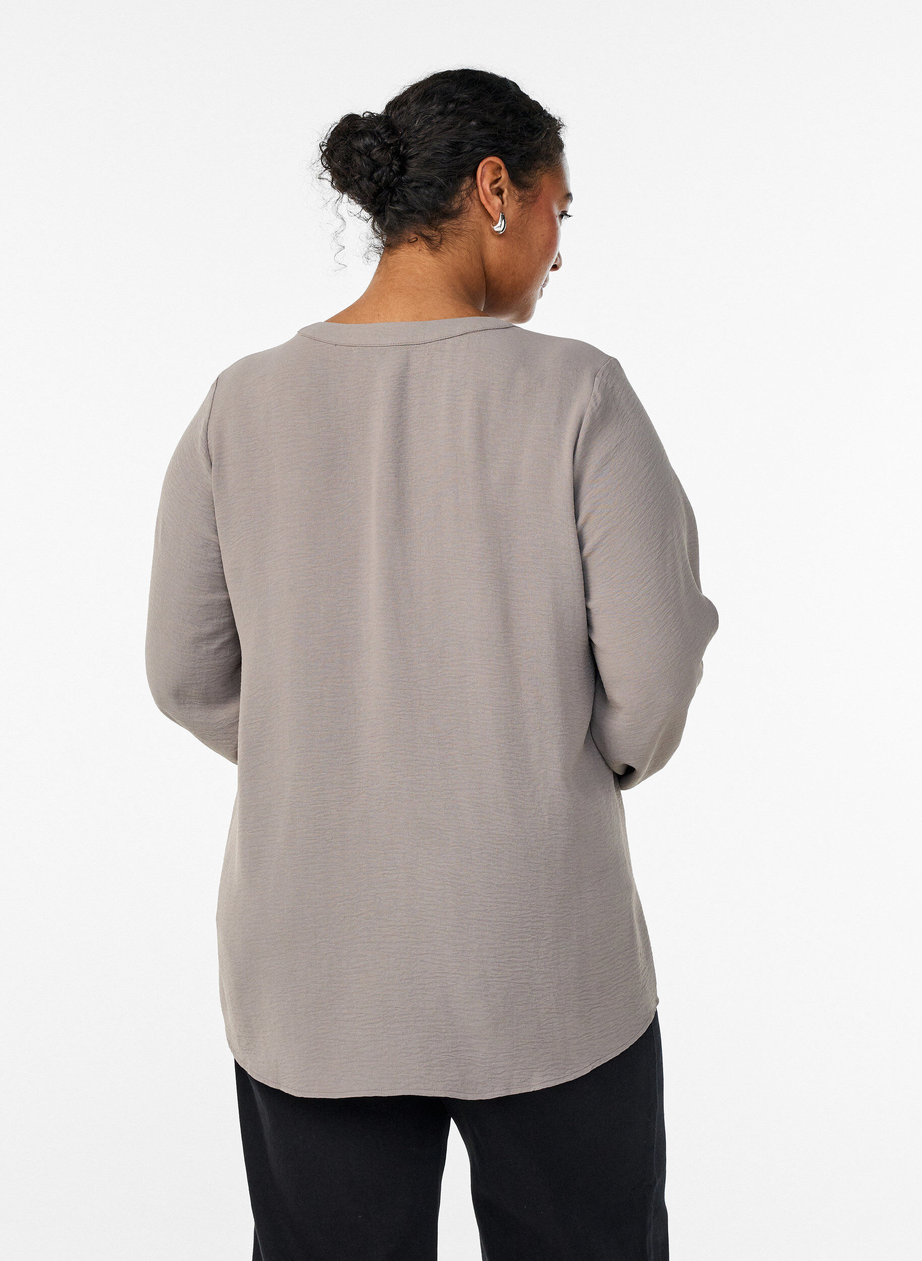 Zizzi Blouse avec poignets smock&eacute;s et col en V, Beige, Model image number 2