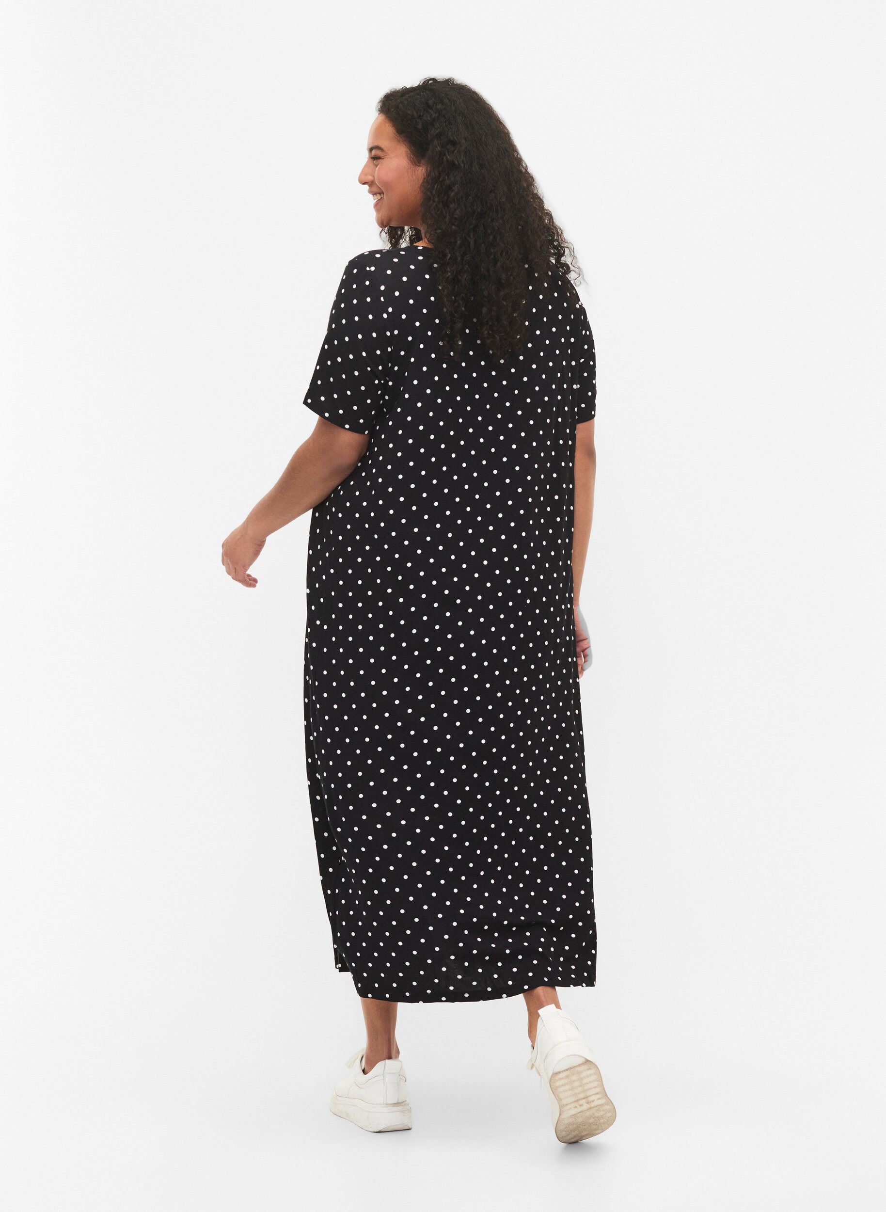 Zizzi Robe midi en viscose &agrave; manches courtes, Black Dot, Model image number 1
