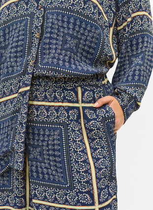 Pantalon ample en viscose imprimé, Blue Patch AOP, Model image number 2
