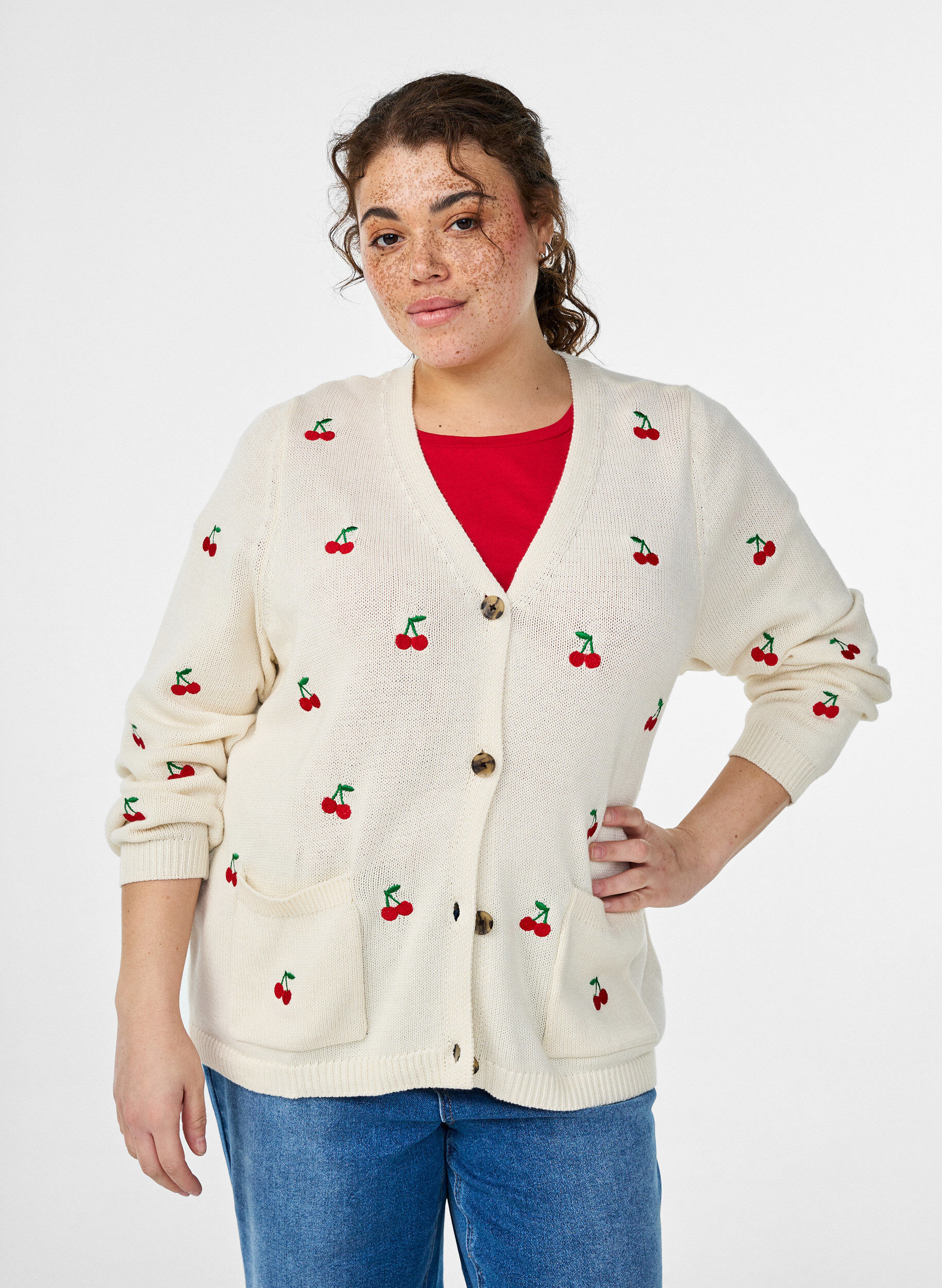 Cardigan en maille avec broderies de cerises, Vanille, Model