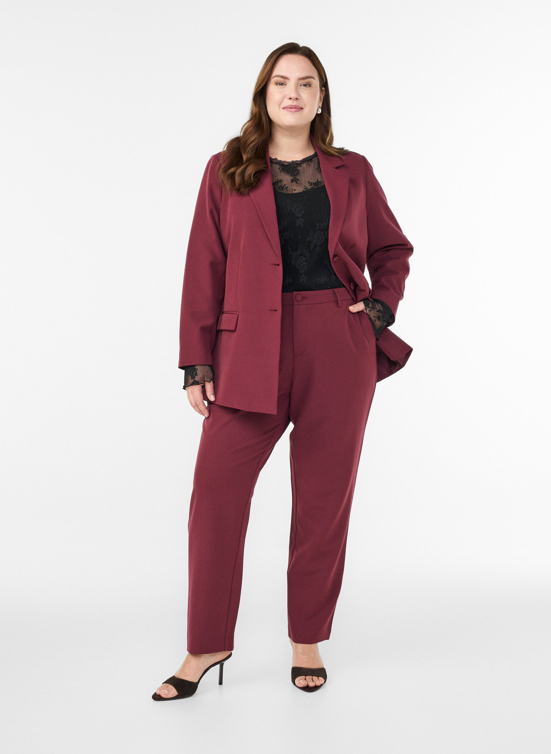 Pantalon avec poches et jambes droites, Bordeaux, Model