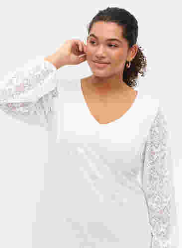 Robe en dentelle avec découpe en V et manches longues, Bright White, Model image number 3
