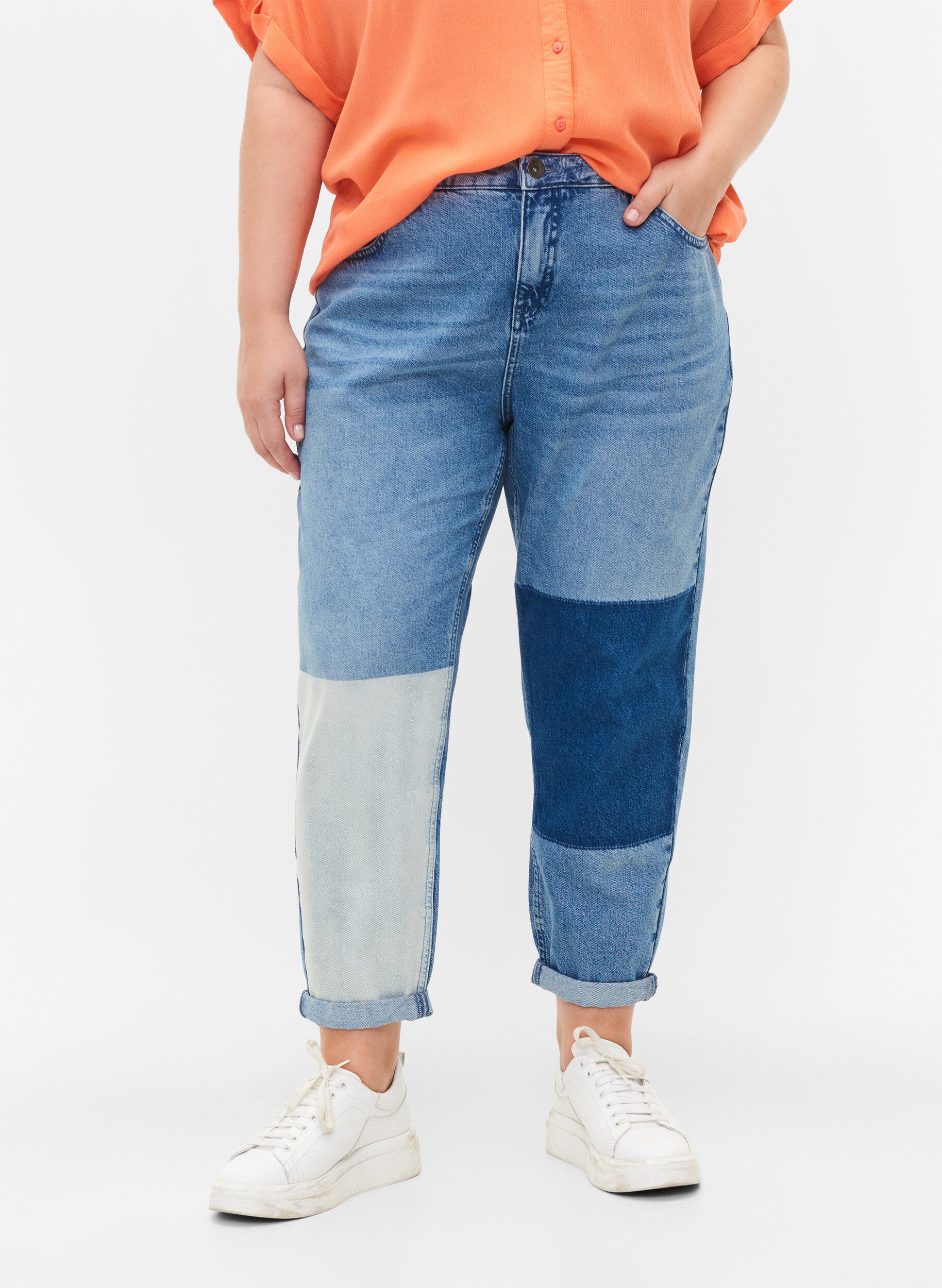 ZizziMille mom-fit jeans met colour-blocking, Blue Denim Comb, Model image number 2