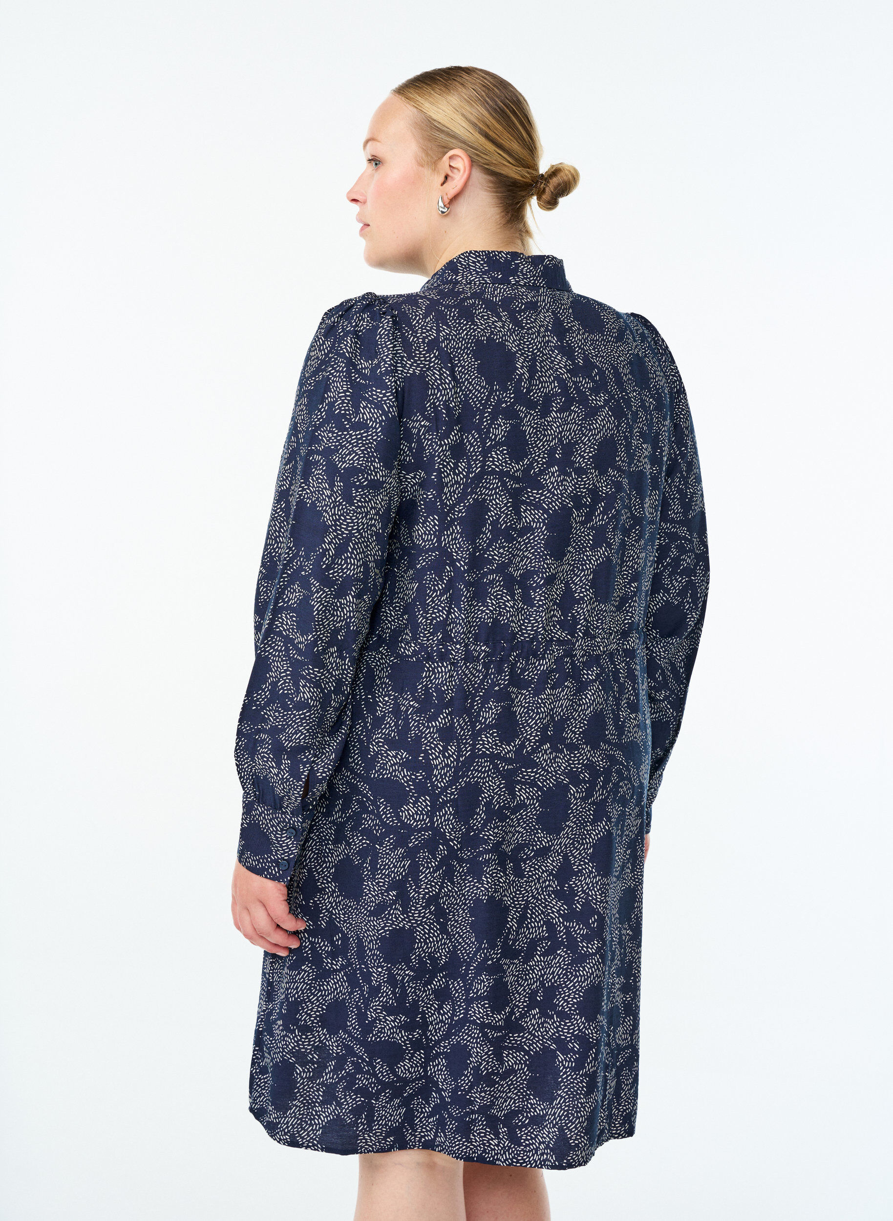 Zizzi Robe chemise imprim&eacute;e avec ceinture &agrave; nouer, Bleu, Model image number 2