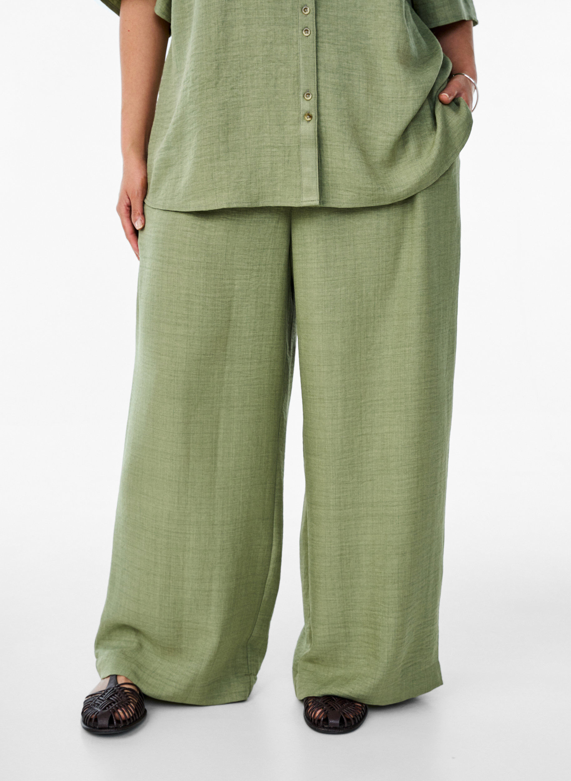 ZizziPantalon ample avec ceinture &eacute;lastique et poches, Vert, Model image number 2