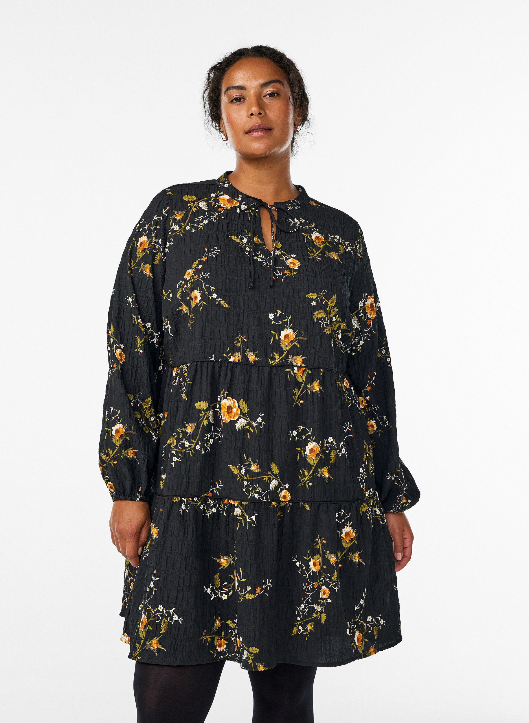 ZizziJurk met bloemenprint en striksluiting, Zwart, Model image number 0