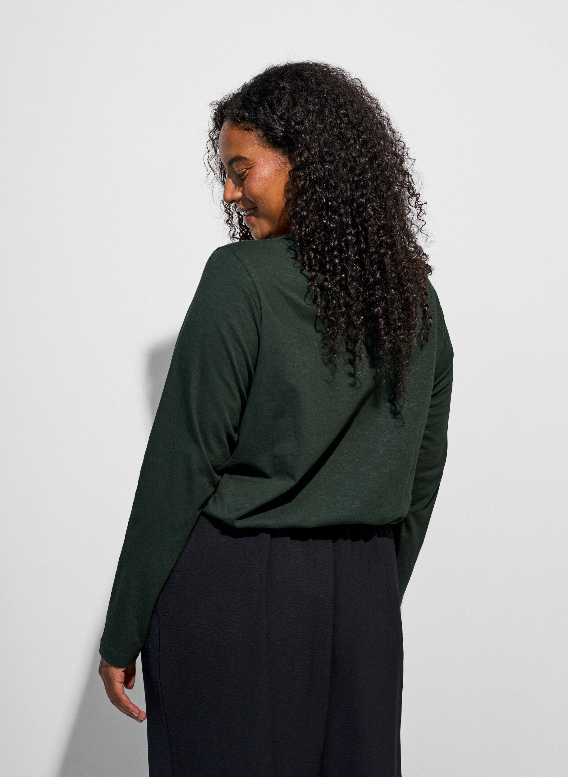 ZizziT-shirt &agrave; manches longues avec col V et boutons, Vert fonc&eacute;, Model image number 2