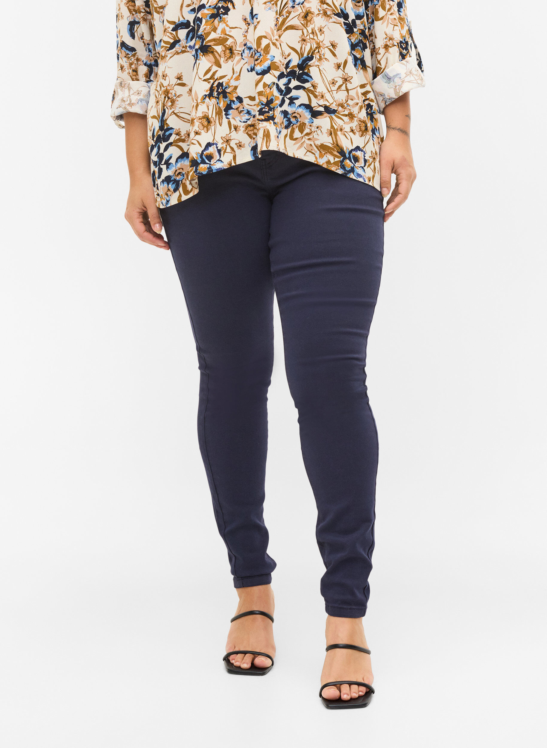 ZizziSuper slim Amy jeans met hoge taille, Night Sky, Model image number 3