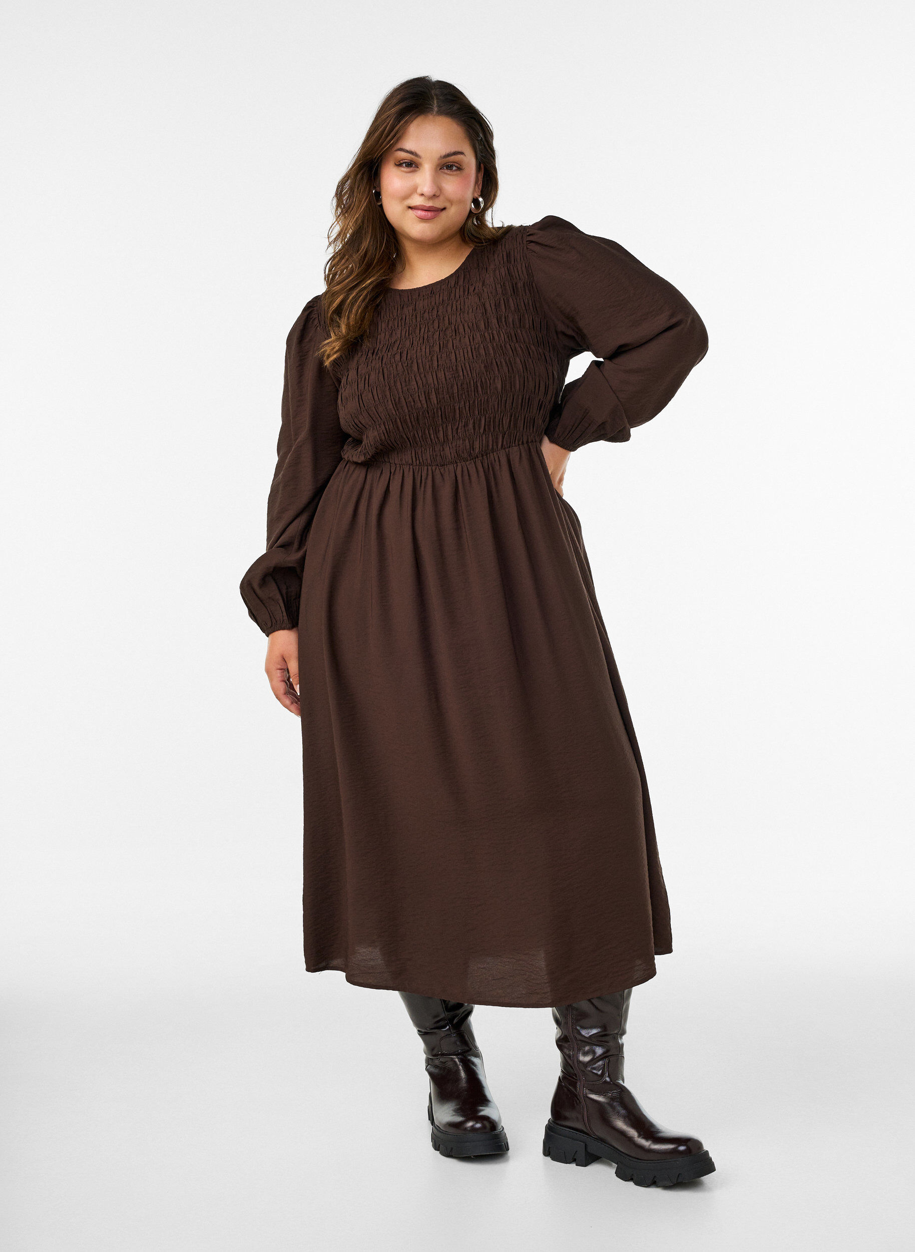 Robe midi en viscose avec smocks, Marron, Model