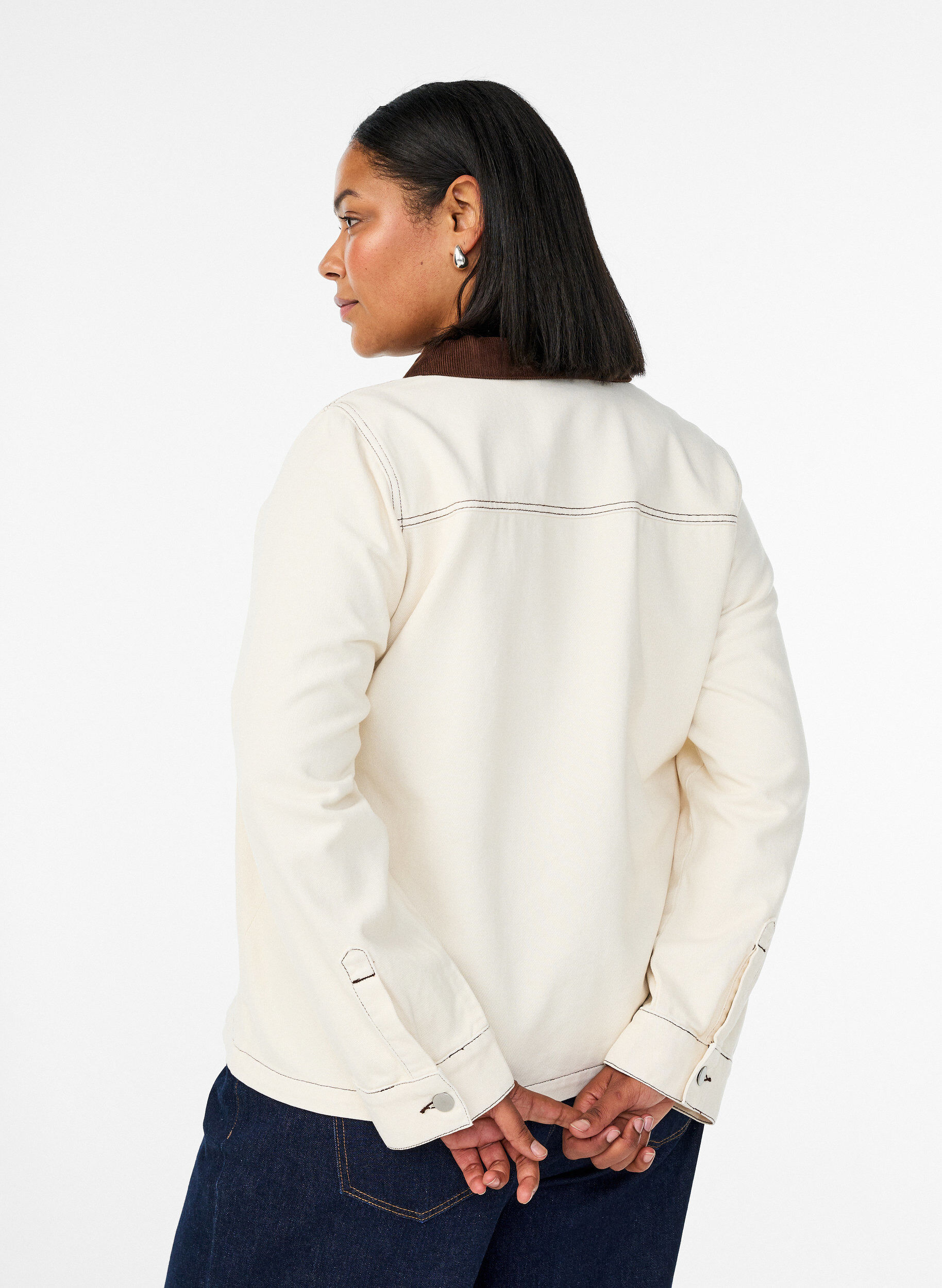 Zizzi Veste en jean de couleur avec col contrastant, Vanille, Model image number 2