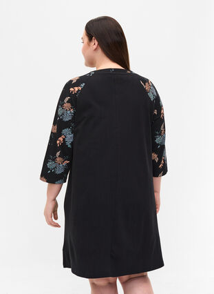 robe de nuit en coton avec détail imprimé, Black Flower AOP, Model image number 1
