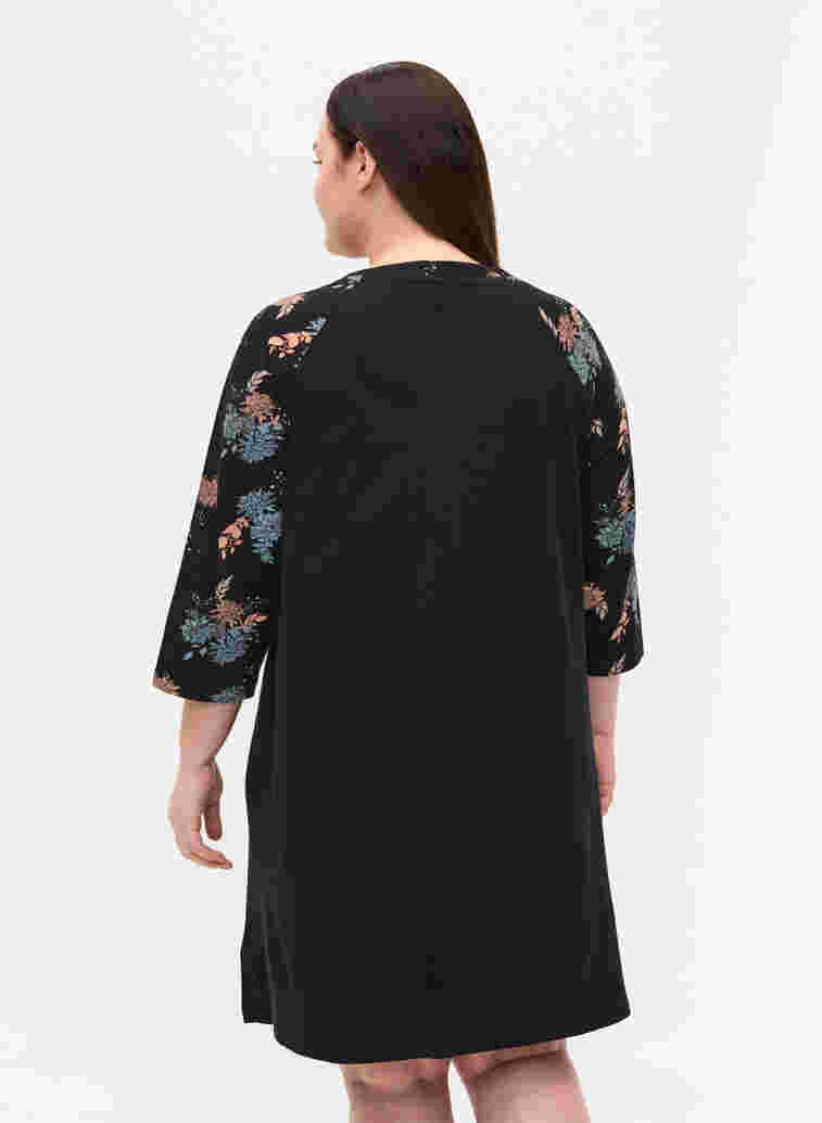 robe de nuit en coton avec détail imprimé, Black Flower AOP, Model