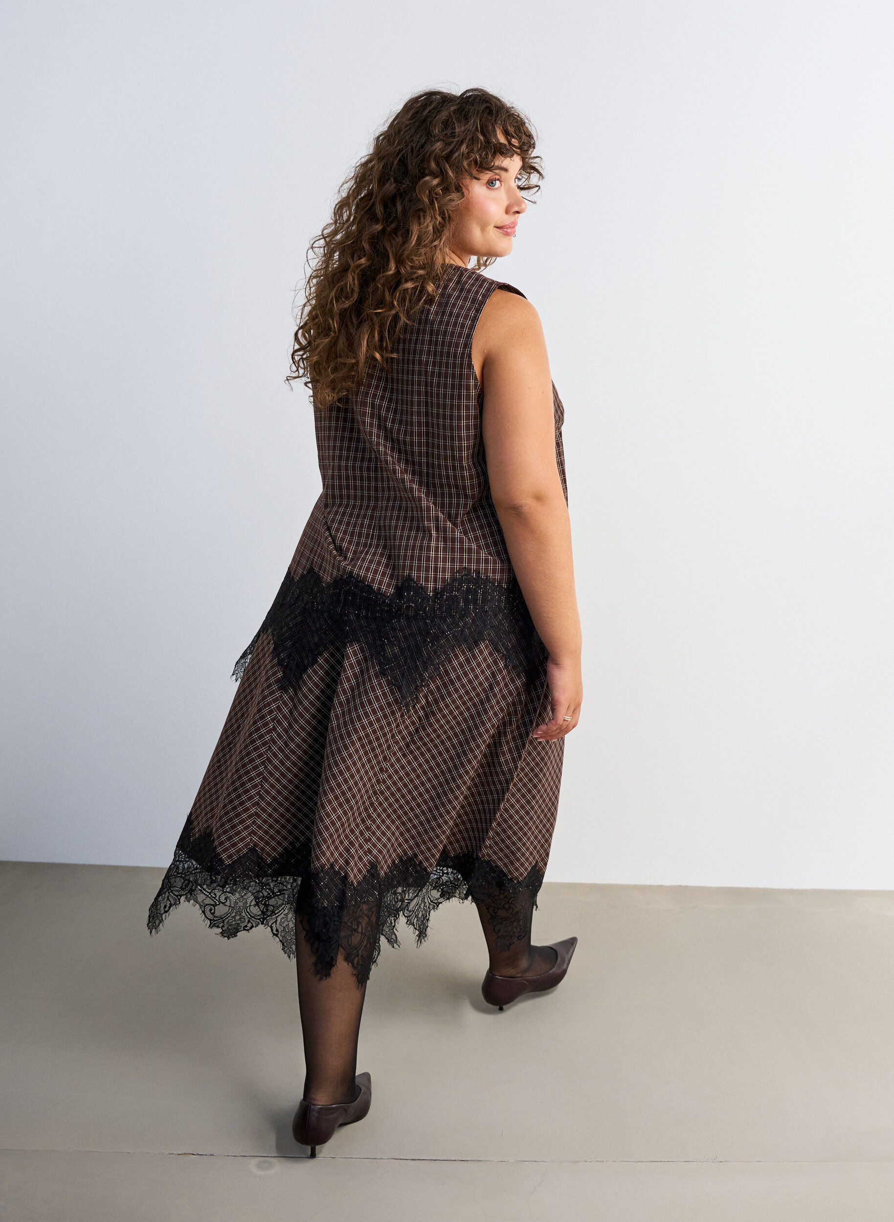 ZizziJupe midi &agrave; carreaux avec bordure en dentelle, Marron, Model image number 1