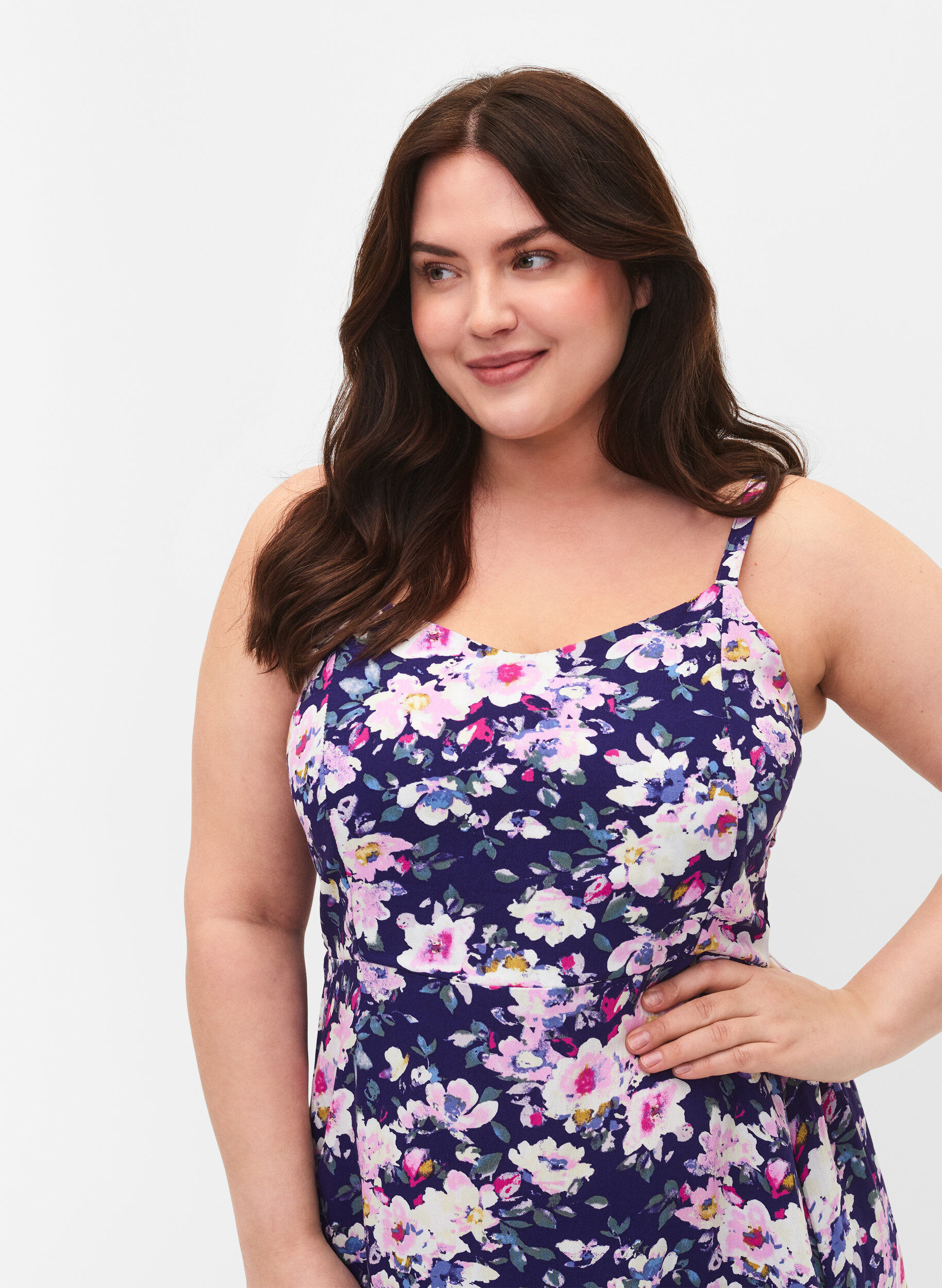 Zizzi Robe &agrave; bretelles en viscose florale avec smocking, Blue Flower, Model image number 2