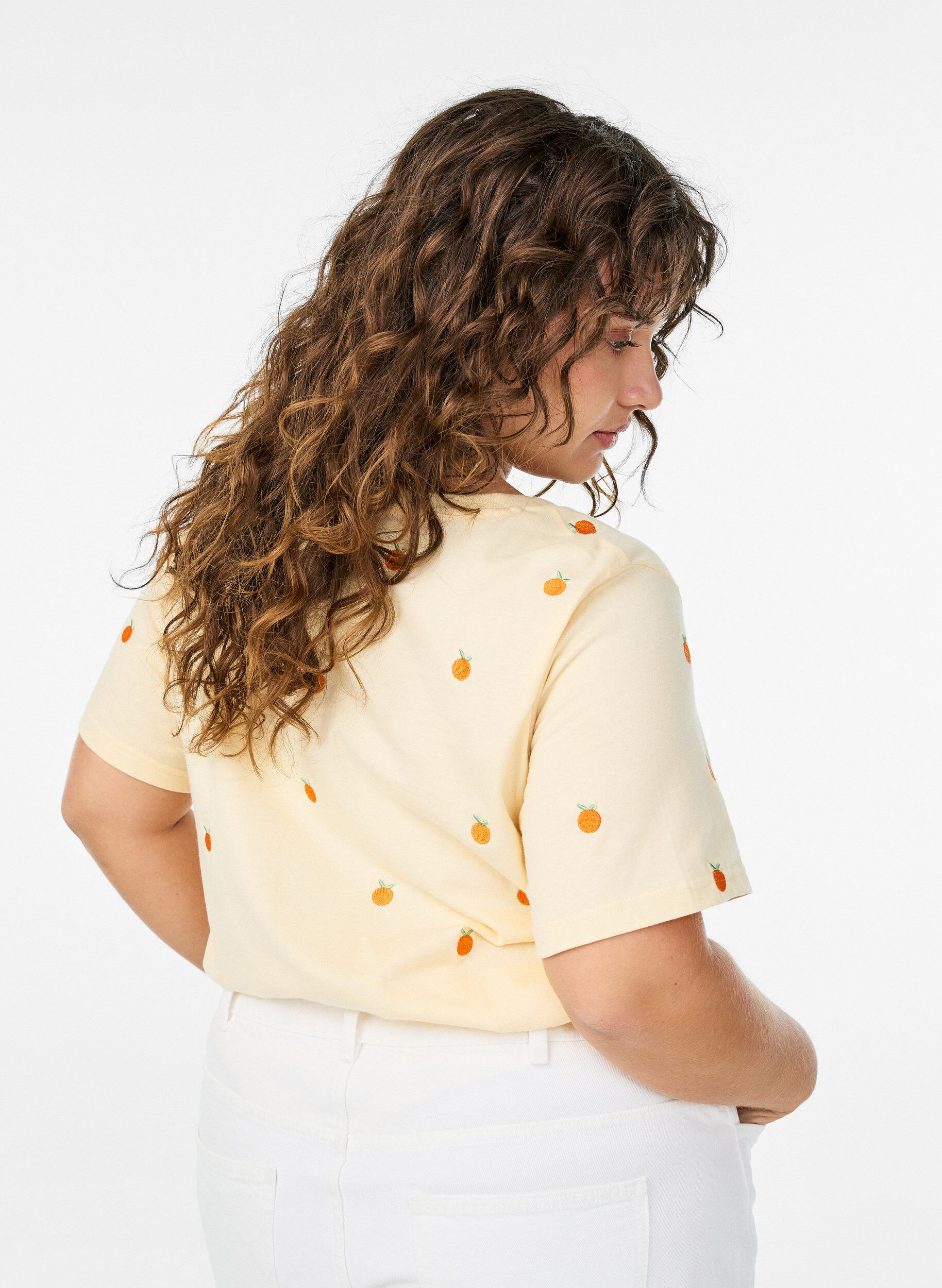 Zizzi T-shirt en coton biologique avec motifs brod&eacute;s, Jaune clair, Model image number 2