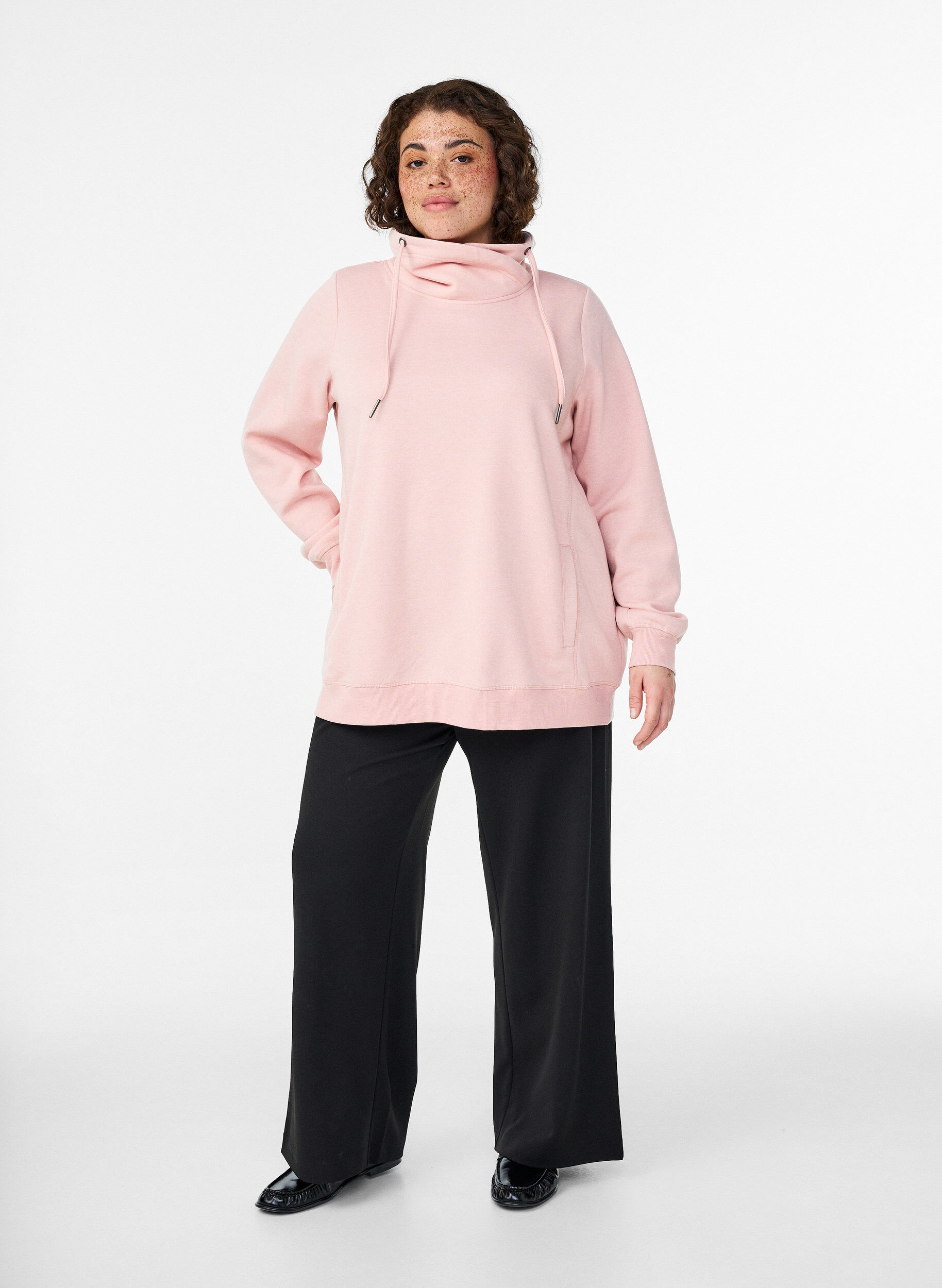 Zizzi Sweatshirt avec col montant et poches, Rose poudr&eacute;e, Model image number 1