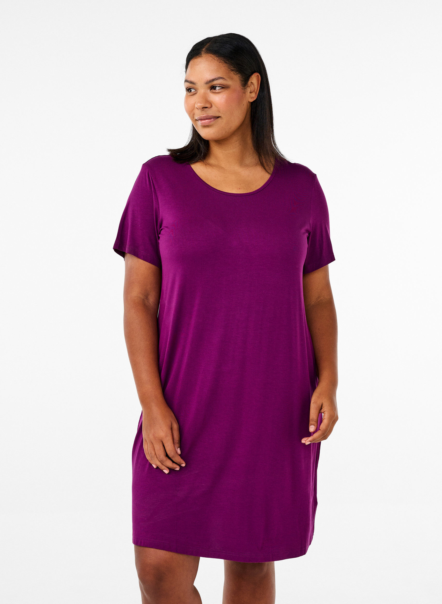Zizzi Chemise de nuit en viscose &agrave; manches courtes avec d&eacute;tail au dos, Violet, Model image number 0