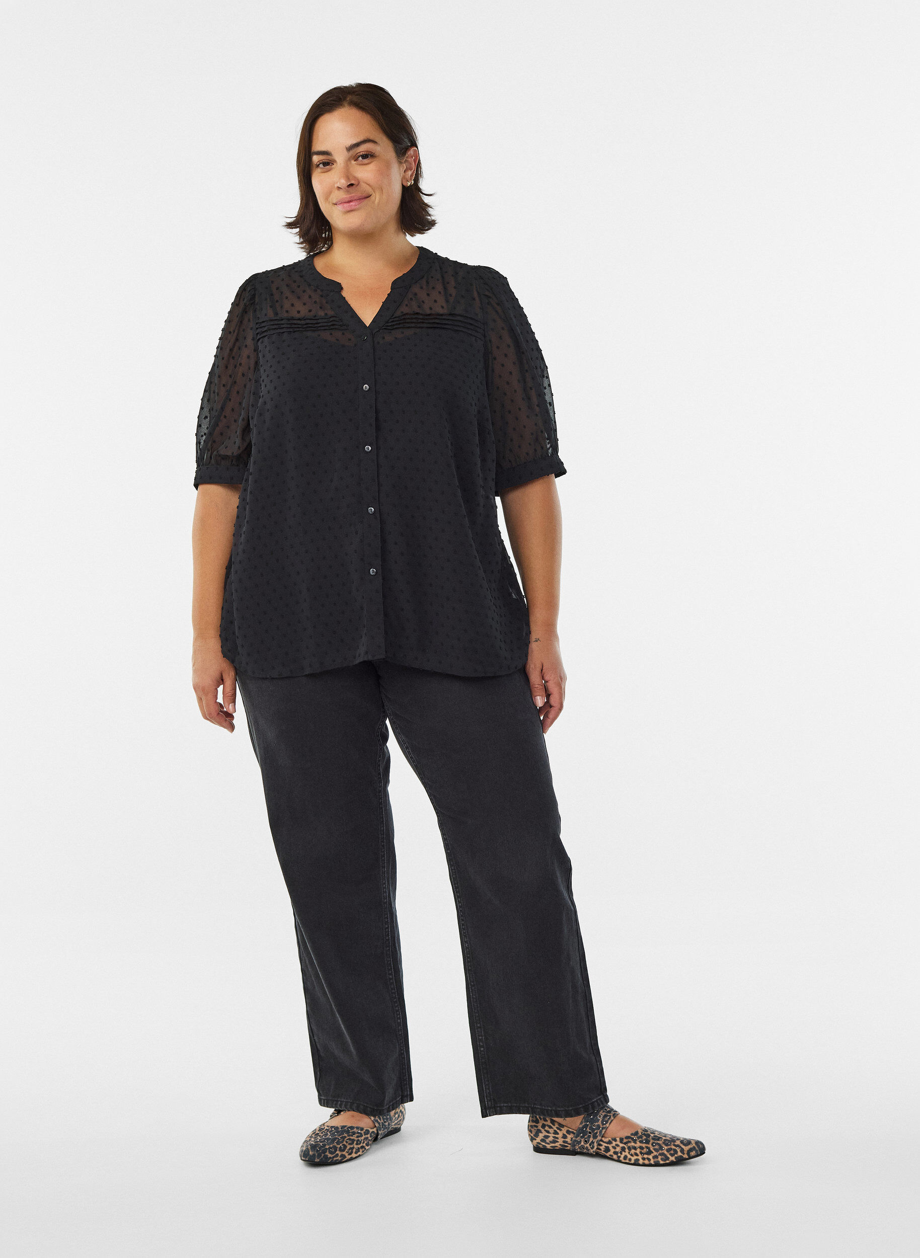 Zizzi Chemisier &agrave; manches courtes avec texture pointill&eacute;e, Noir, Model image number 1