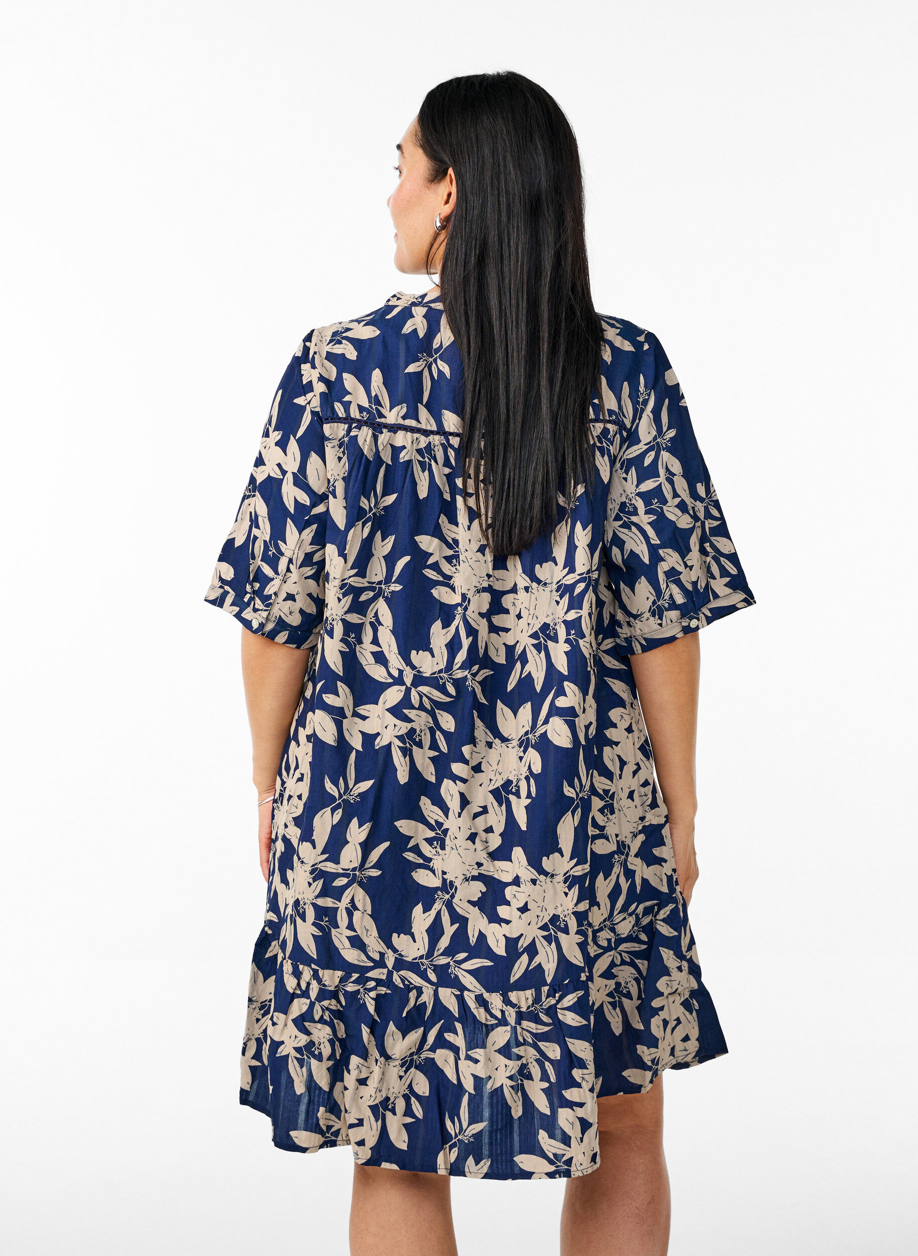 Zizzi Robe courte en viscose avec bordure en dentelle et coupe trap&egrave;ze, Bleu, Model image number 2